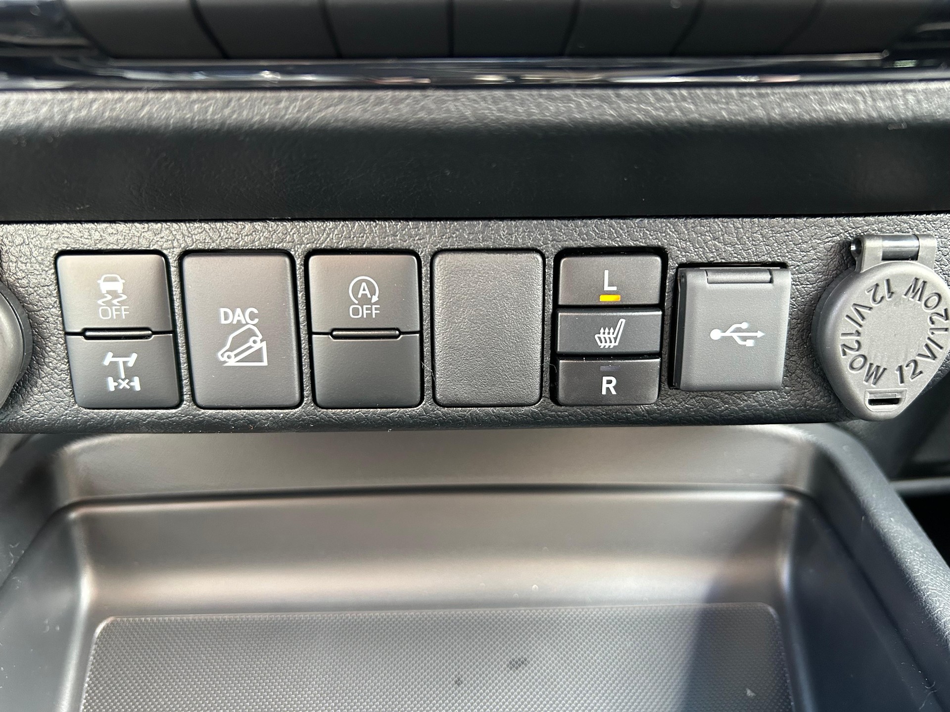 TOYOTA Hilux Double Cab.-Pick-up 2.8 D-4D 204 Invincible MHEV-image-13