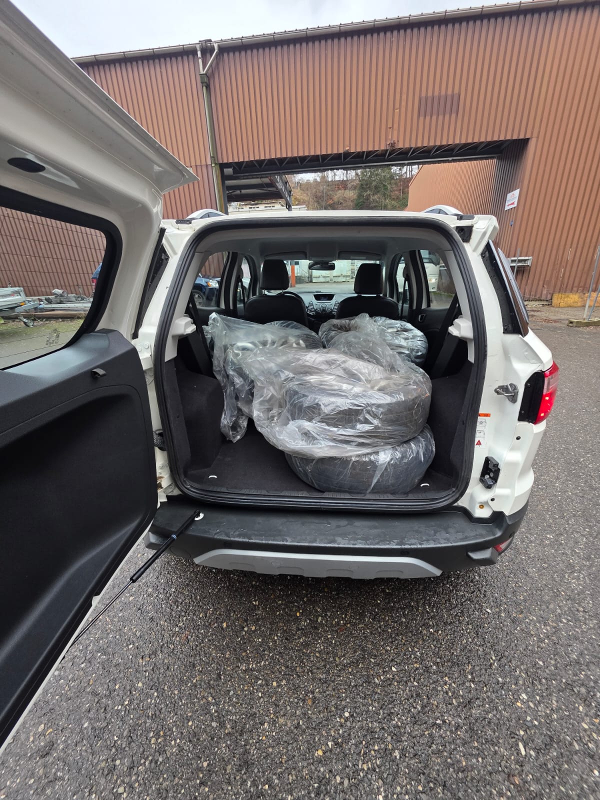 FORD EcoSport 1.5 Titanium PowerShift-image-4