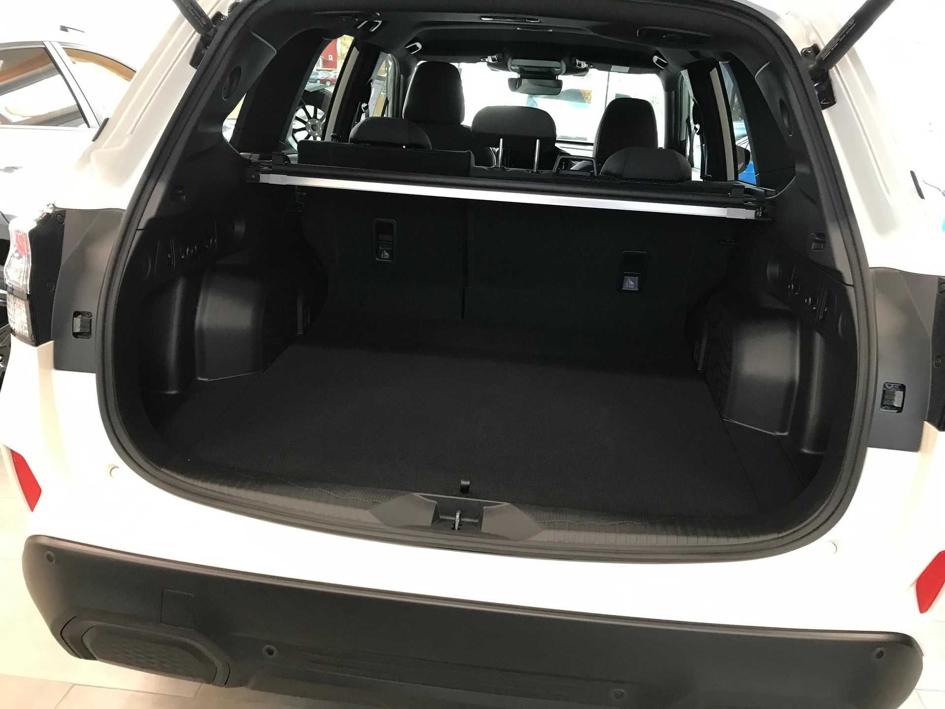 SUBARU Forester 2.0i e-Boxer Swiss Plus Lineartronic-image-4