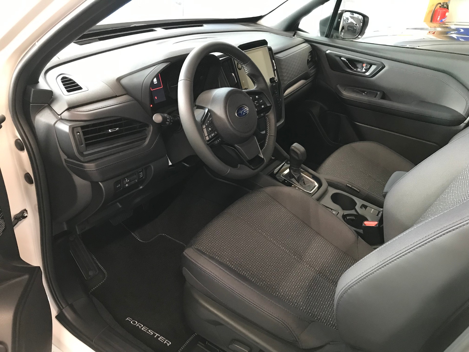 SUBARU Forester 2.0i e-Boxer Swiss Plus Lineartronic-image-1
