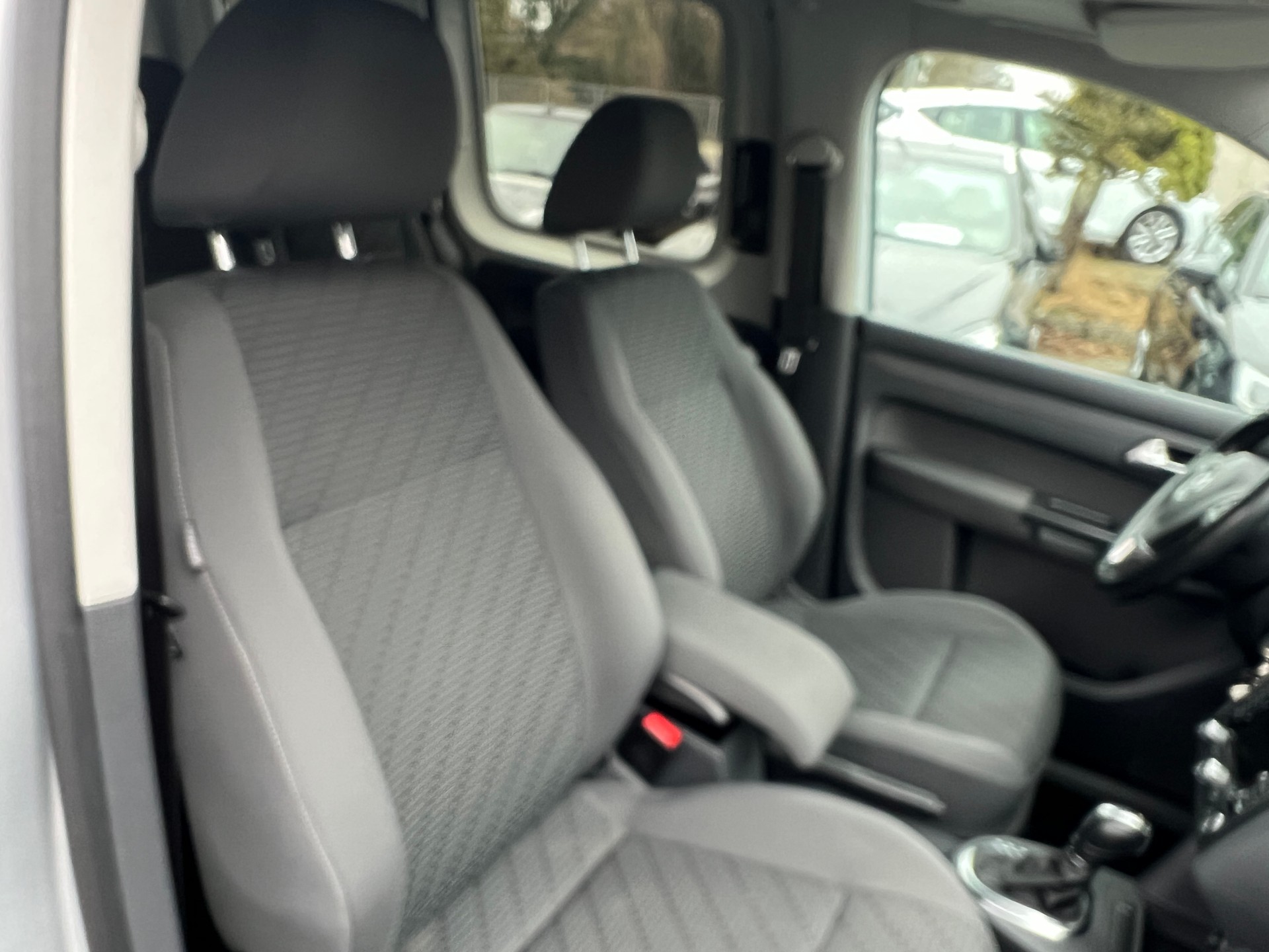 VW Caddy 2.0 TDI CR Comfortline DSG-image-16