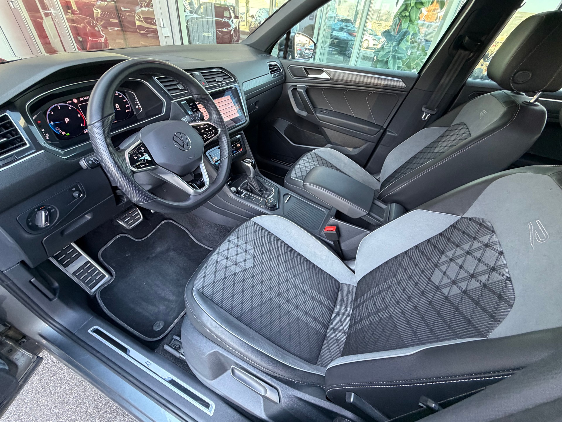 VW Tiguan Allspace 2.0 TDI SCR R-Line 4Motion DSG-image-12