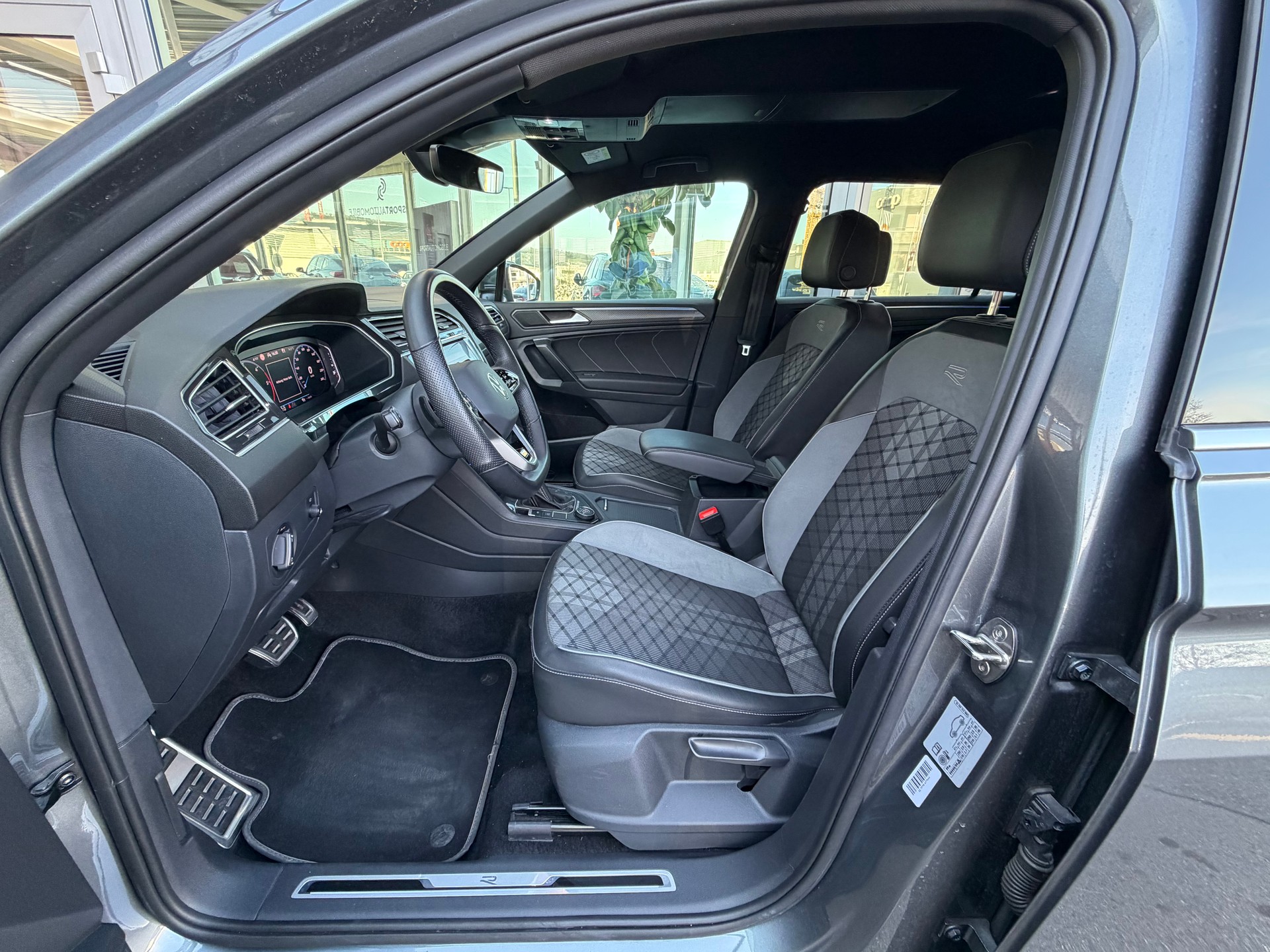 VW Tiguan Allspace 2.0 TDI SCR R-Line 4Motion DSG-image-16