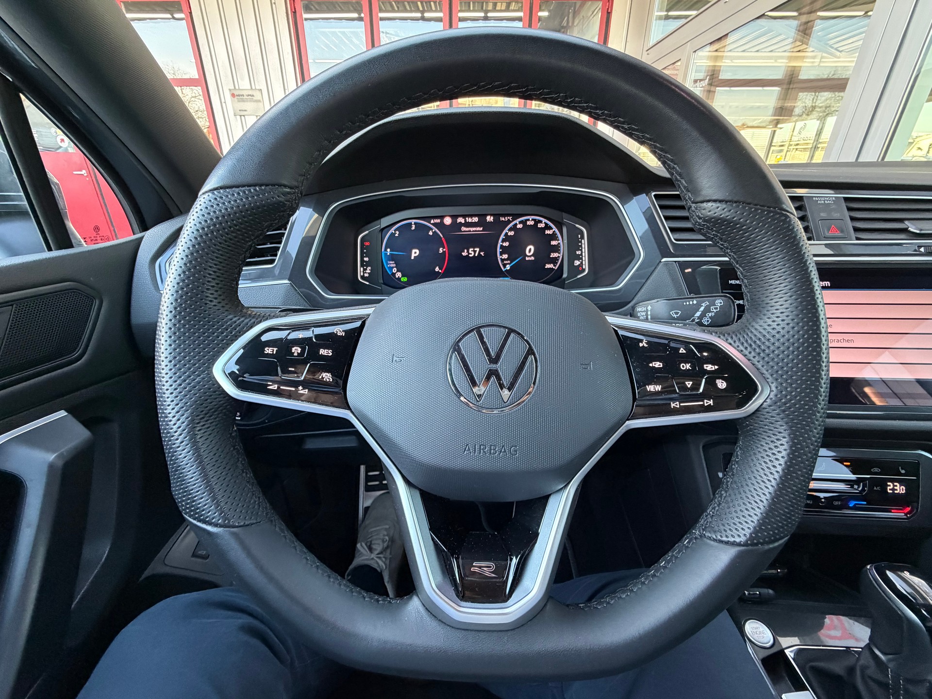 VW Tiguan Allspace 2.0 TDI SCR R-Line 4Motion DSG-image-15