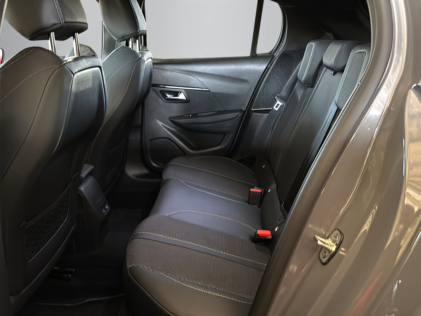 PEUGEOT 208 1.2 Hybrid 145 GT-image-11