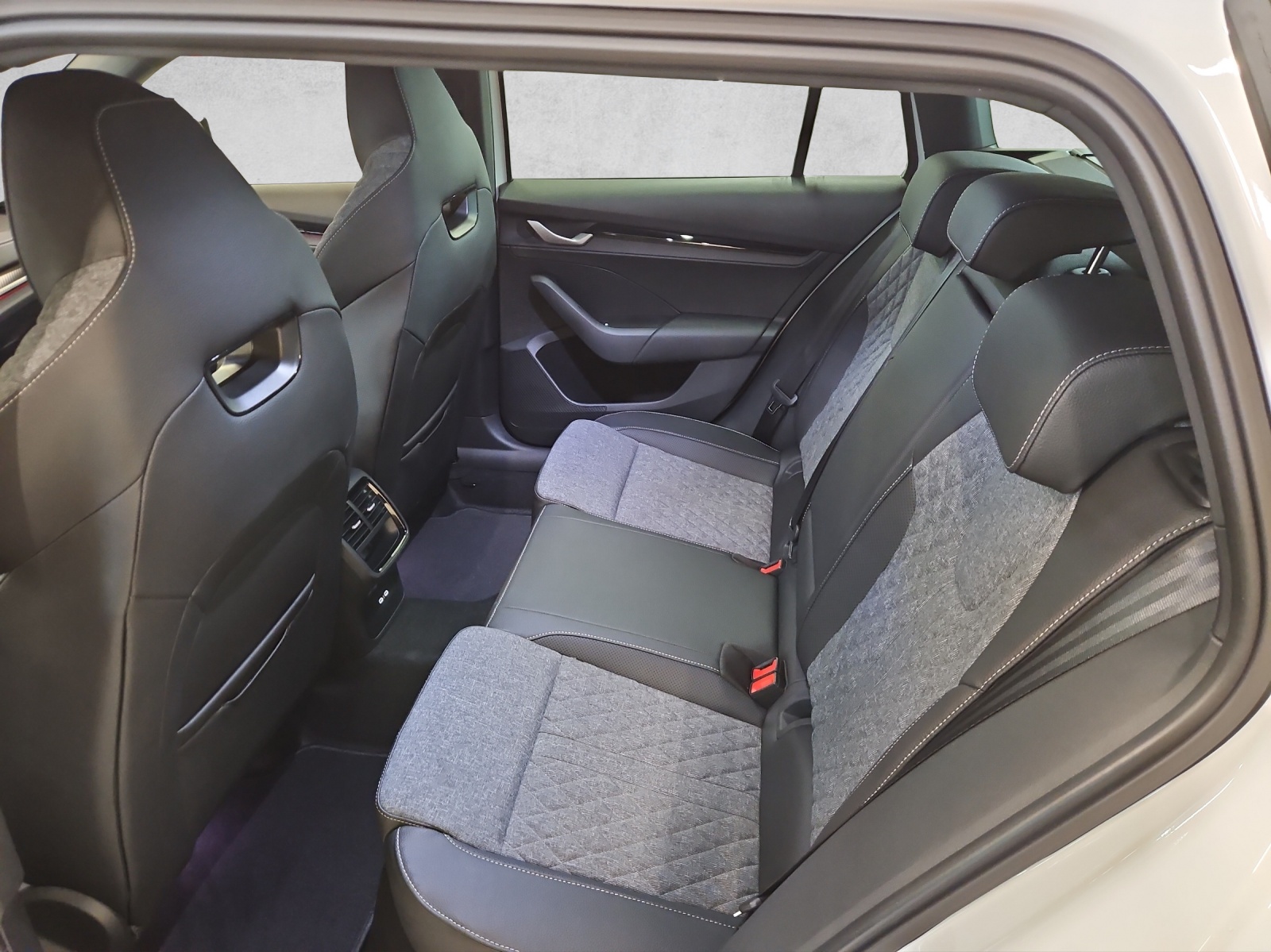 SKODA Octavia Combi 2.0 TSI DSG Dynamic 4x4-image-6