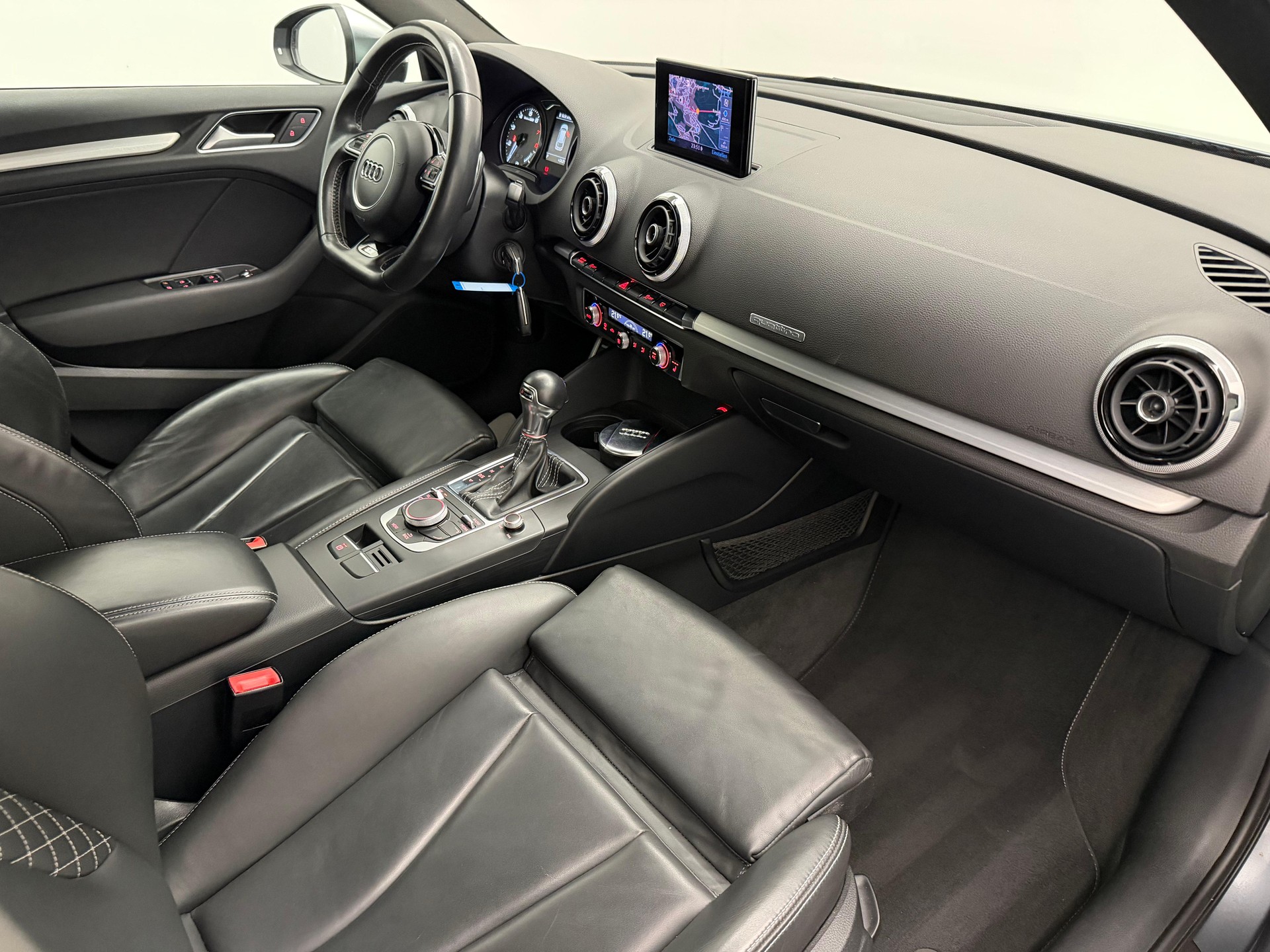 AUDI S3 Sportback 2.0 T FSI quattro S-Tronic-image-11