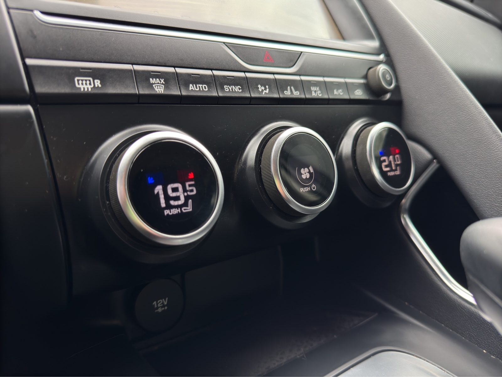 JAGUAR E-Pace P200 R-Dynamic AWD Automatik-image-16