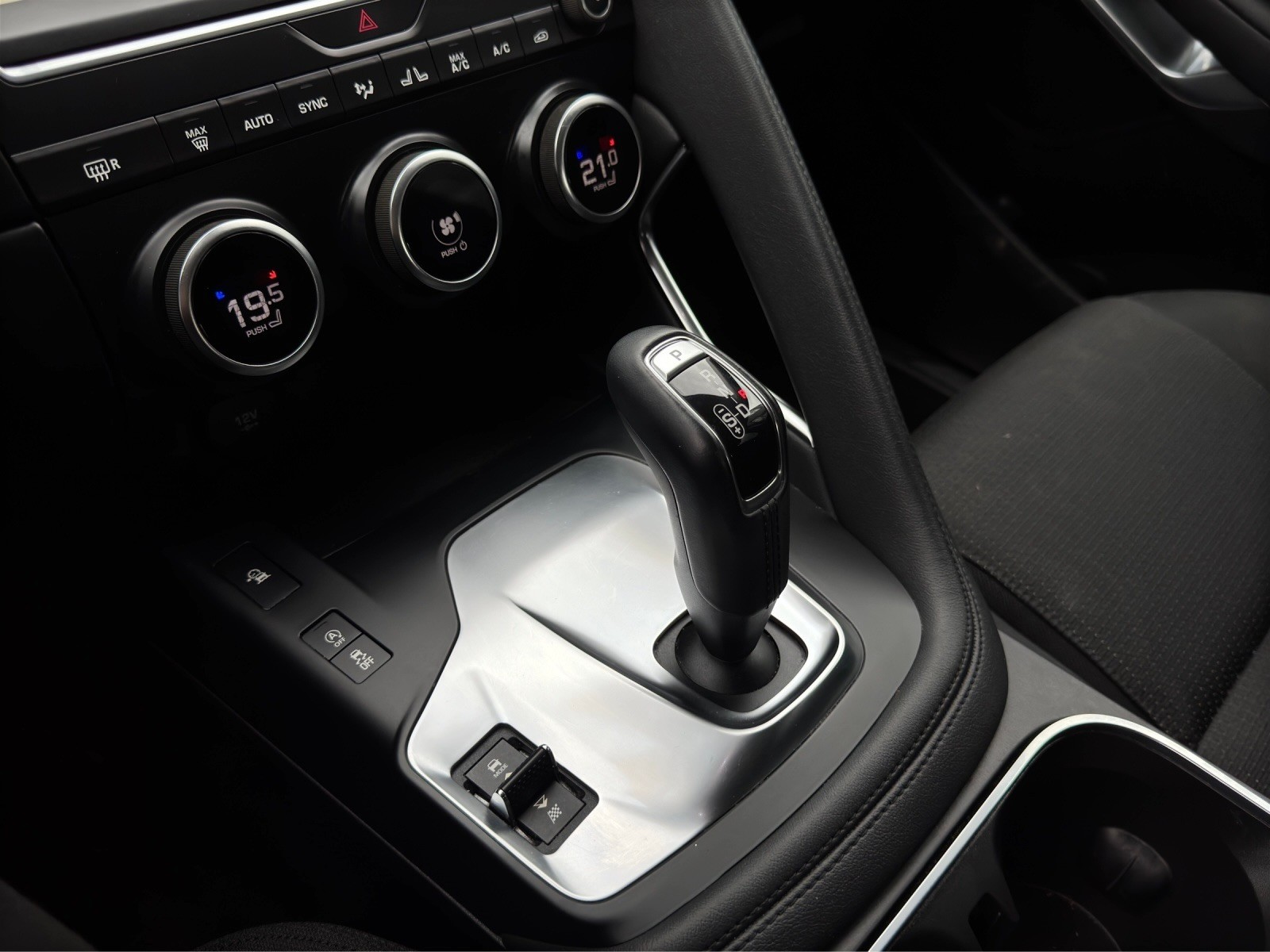 JAGUAR E-Pace P200 R-Dynamic AWD Automatik-image-15