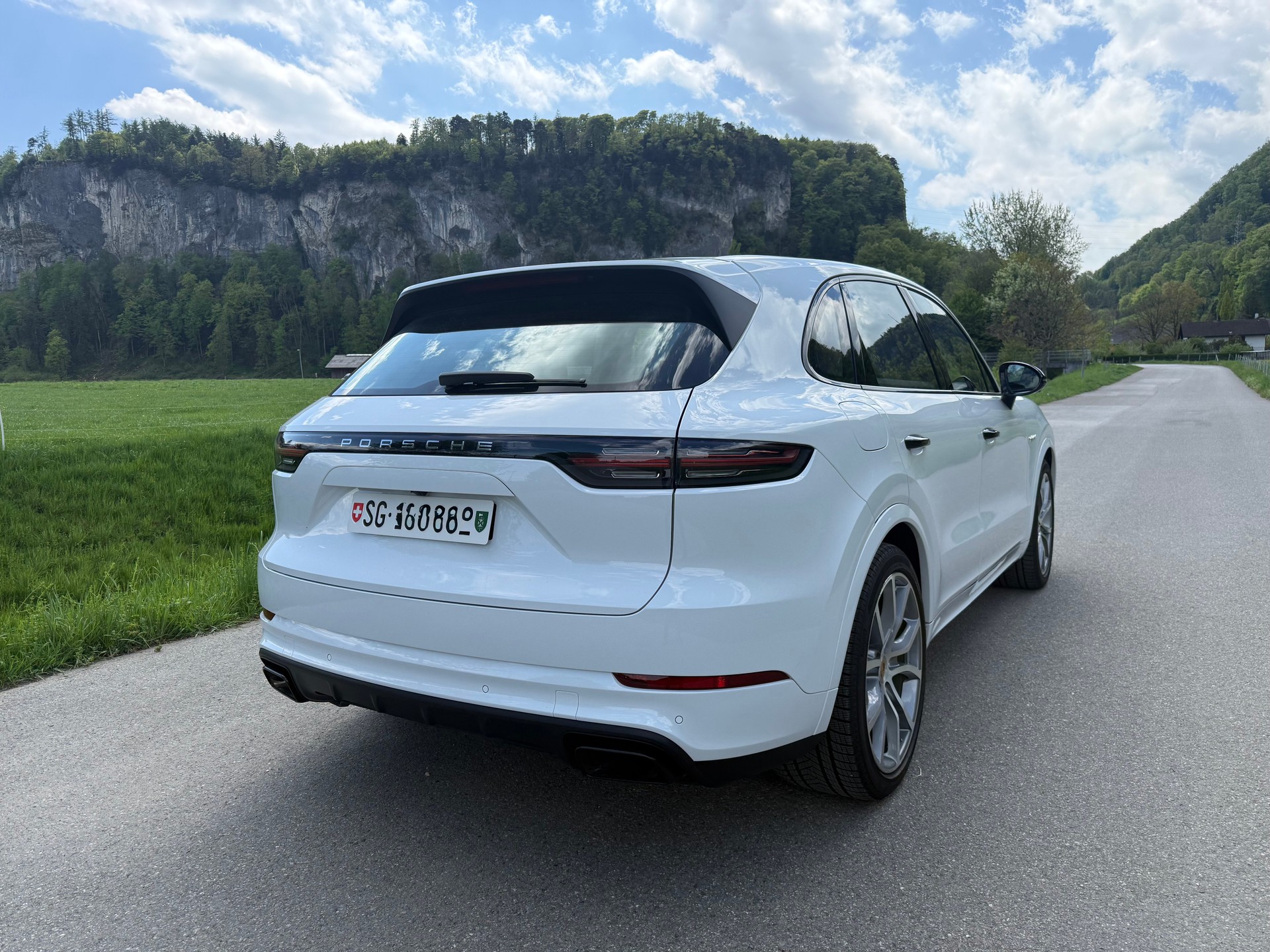 PORSCHE Cayenne E-Hybrid-image-3