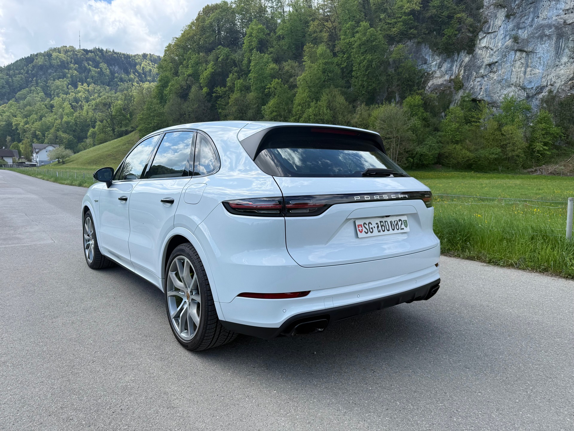 PORSCHE Cayenne E-Hybrid-image-2
