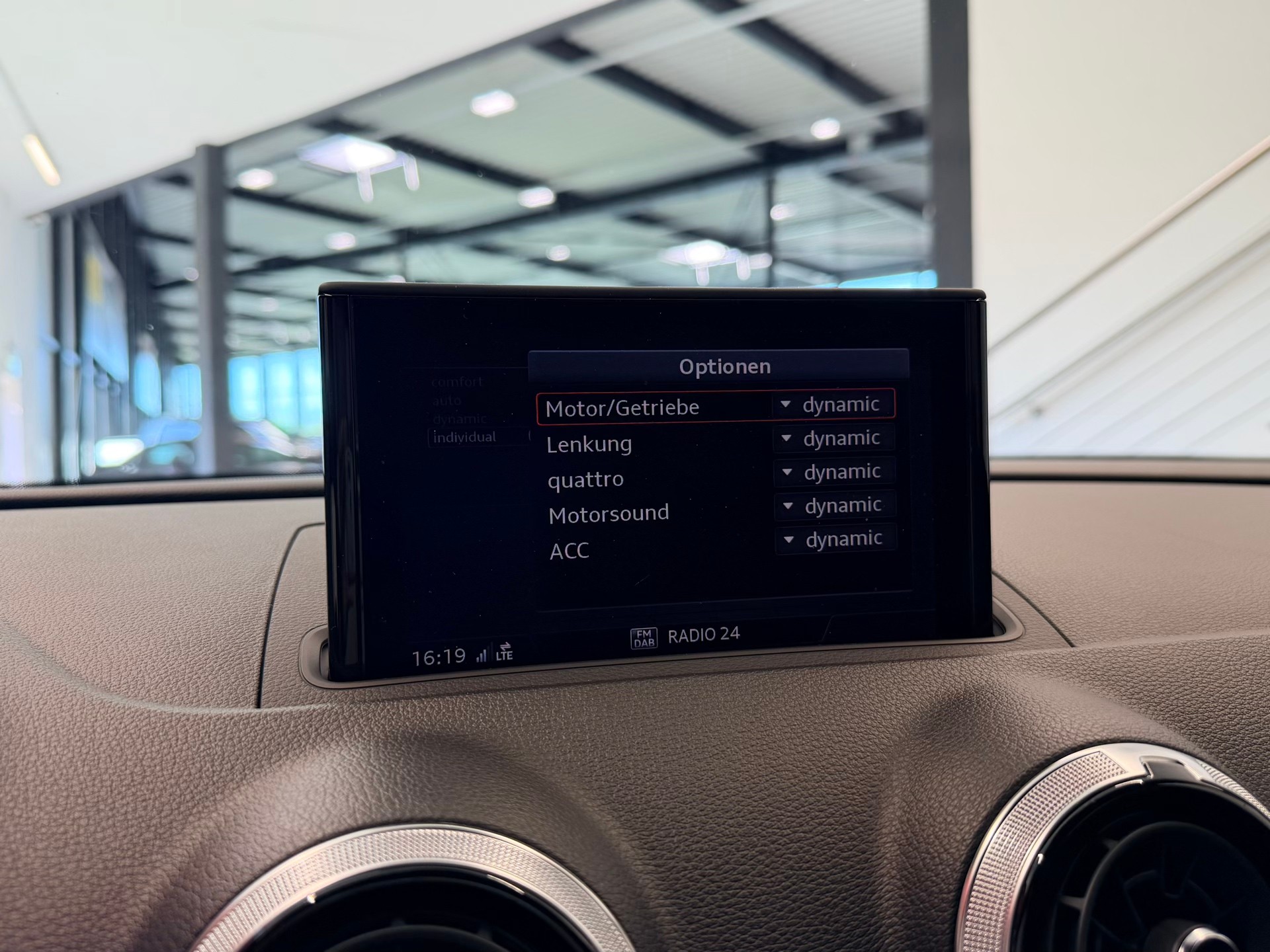 AUDI RS3 Sportback 2.5 TSI quattro S-tronic-image-23
