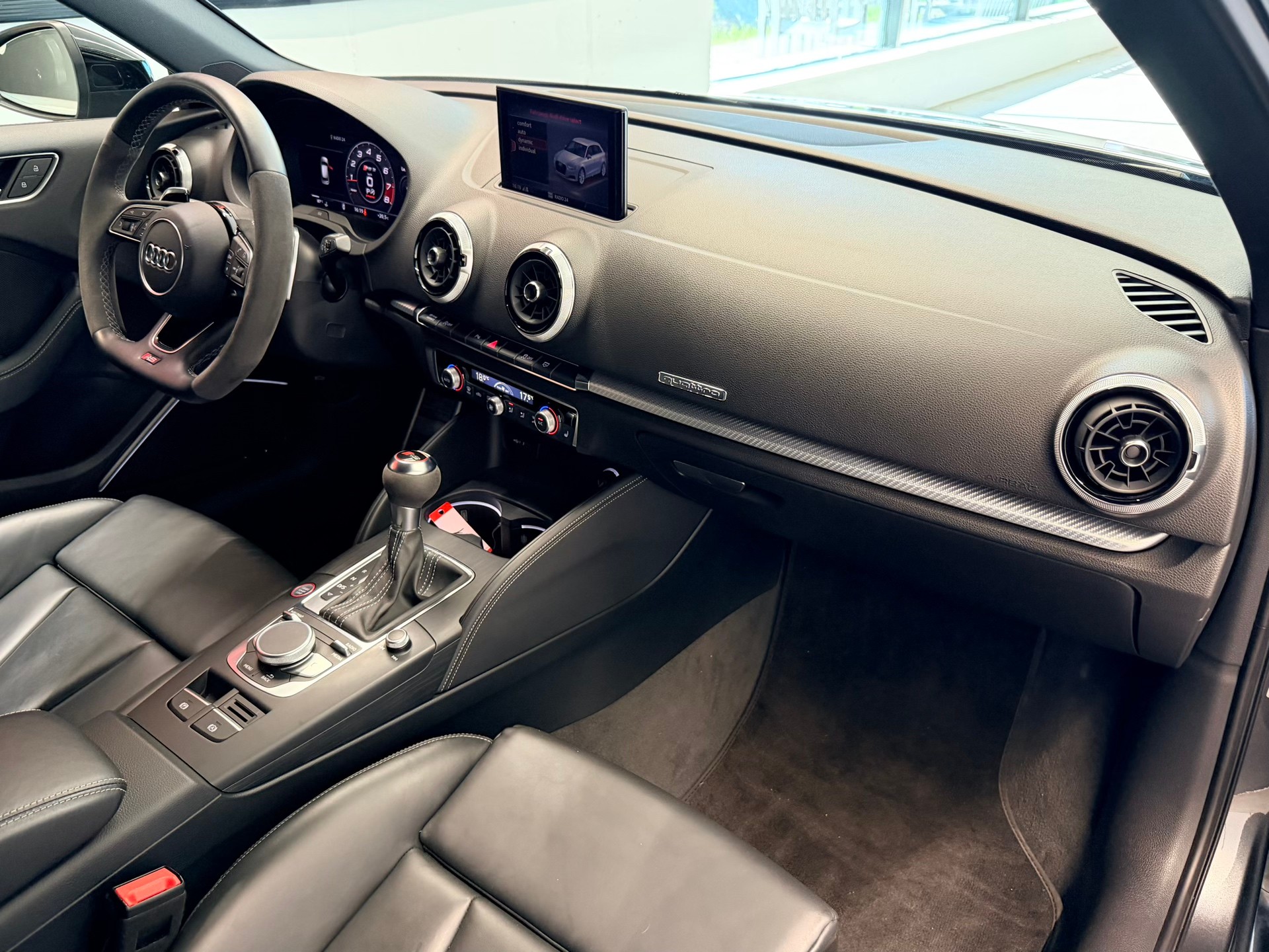 AUDI RS3 Sportback 2.5 TSI quattro S-tronic-image-17