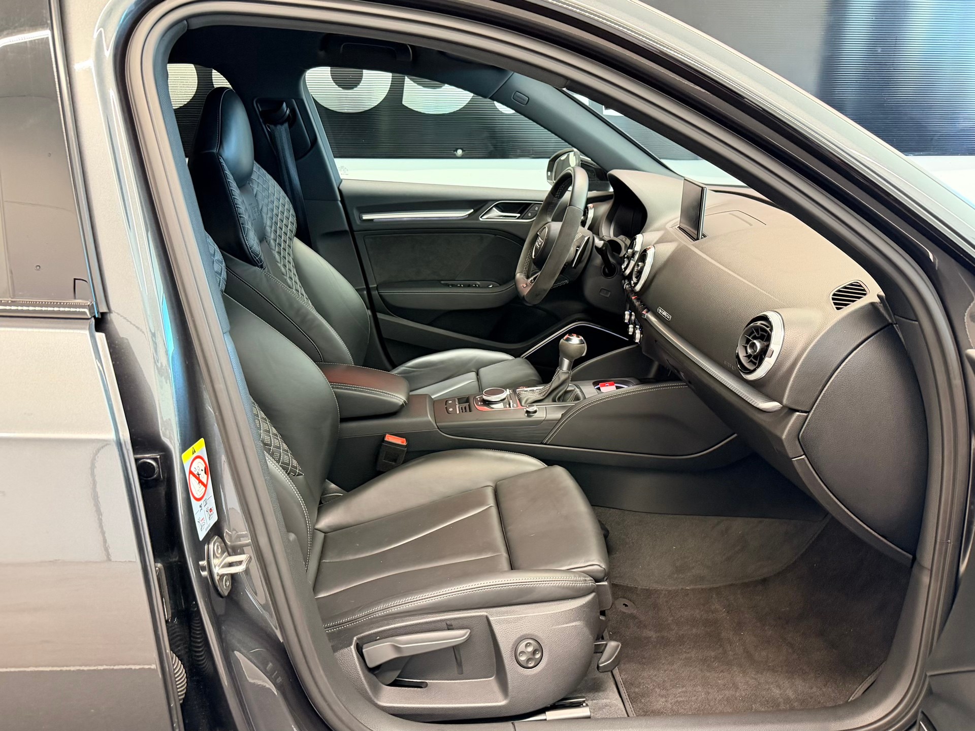 AUDI RS3 Sportback 2.5 TSI quattro S-tronic-image-19