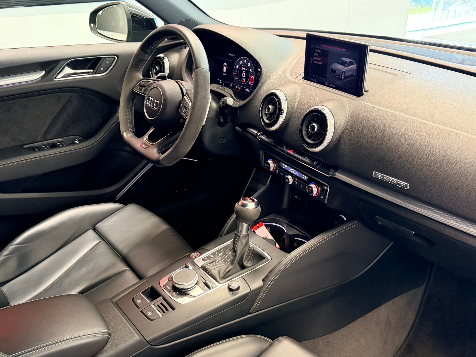 AUDI RS3 Sportback 2.5 TSI quattro S-tronic-image-18