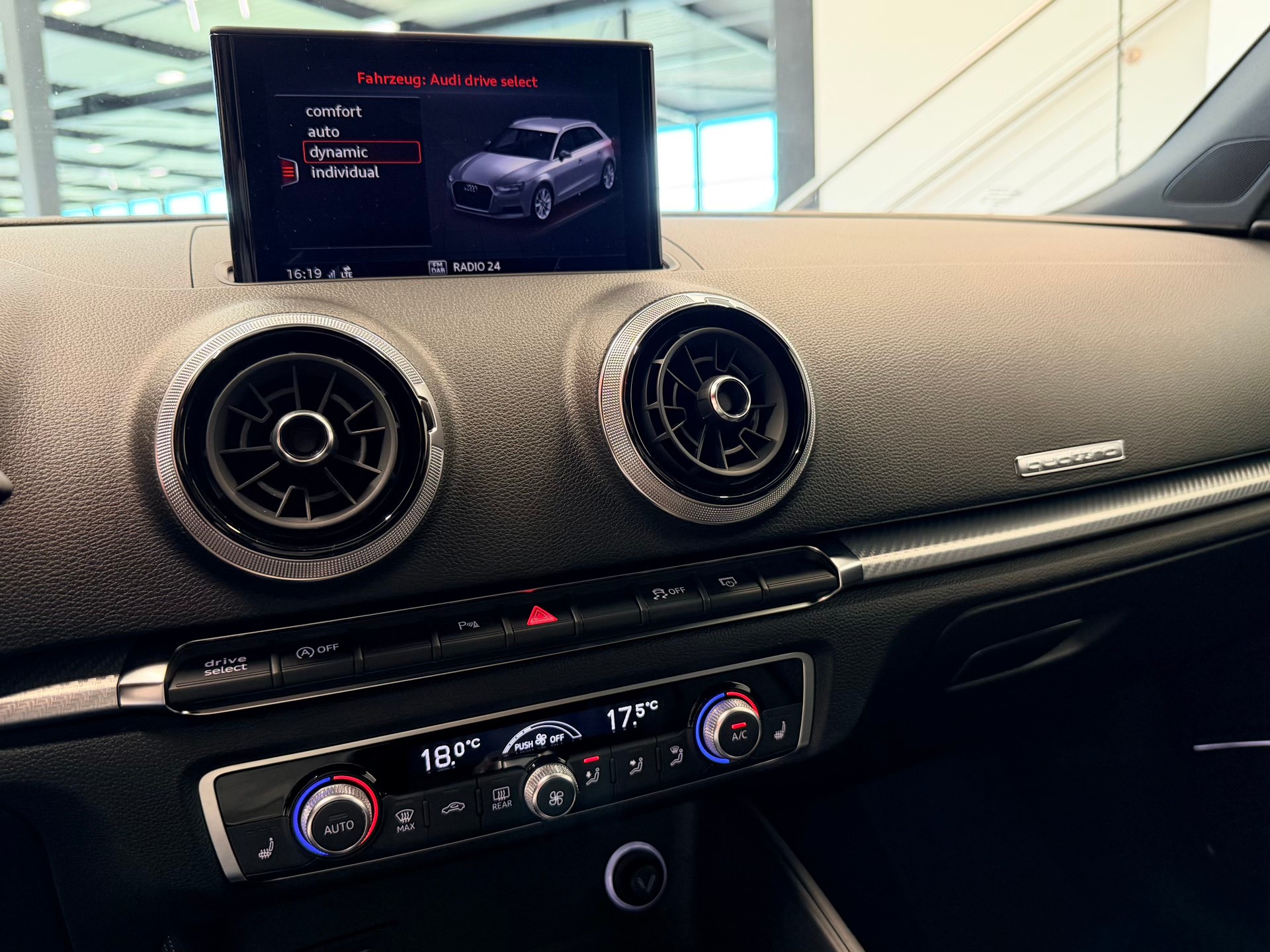AUDI RS3 Sportback 2.5 TSI quattro S-tronic-image-22
