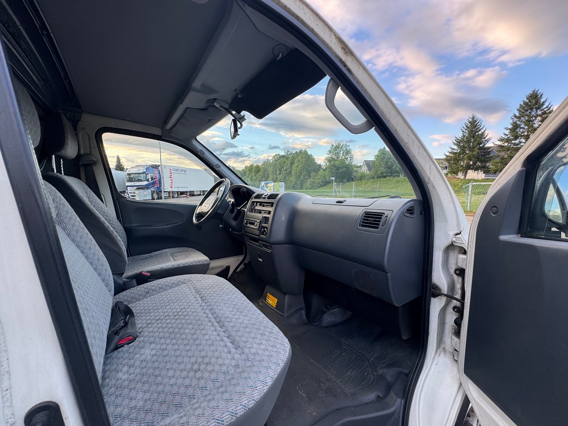 TOYOTA Hiace D-4D A/T Van-image-14