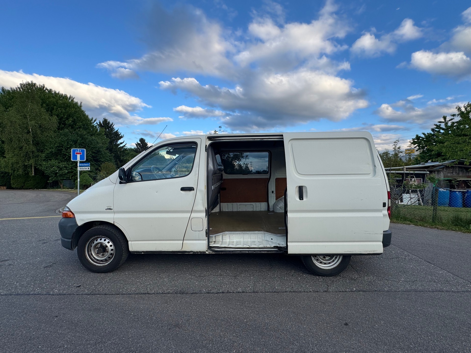 TOYOTA Hiace D-4D A/T Van-image-3