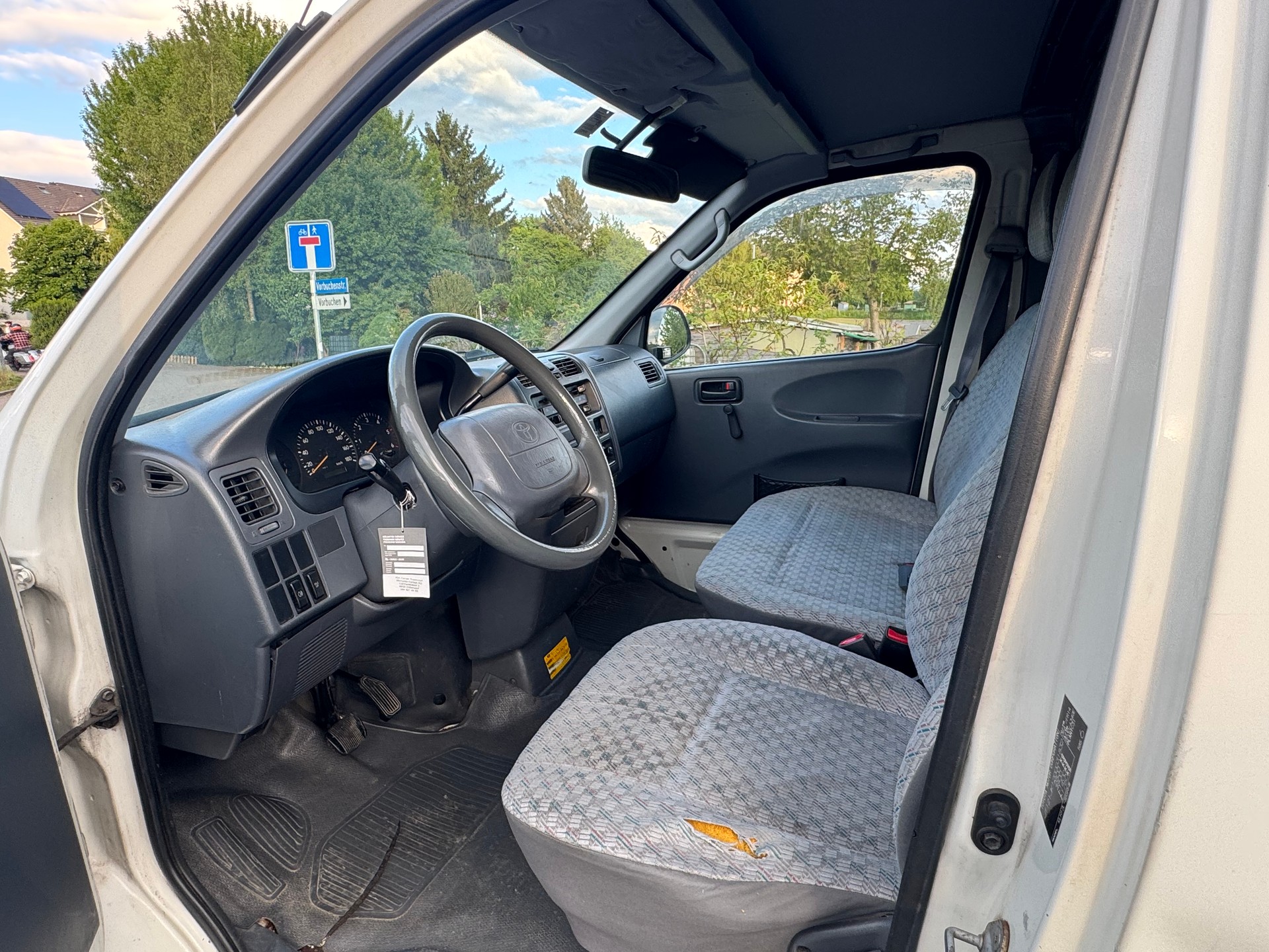 TOYOTA Hiace D-4D A/T Van-image-13
