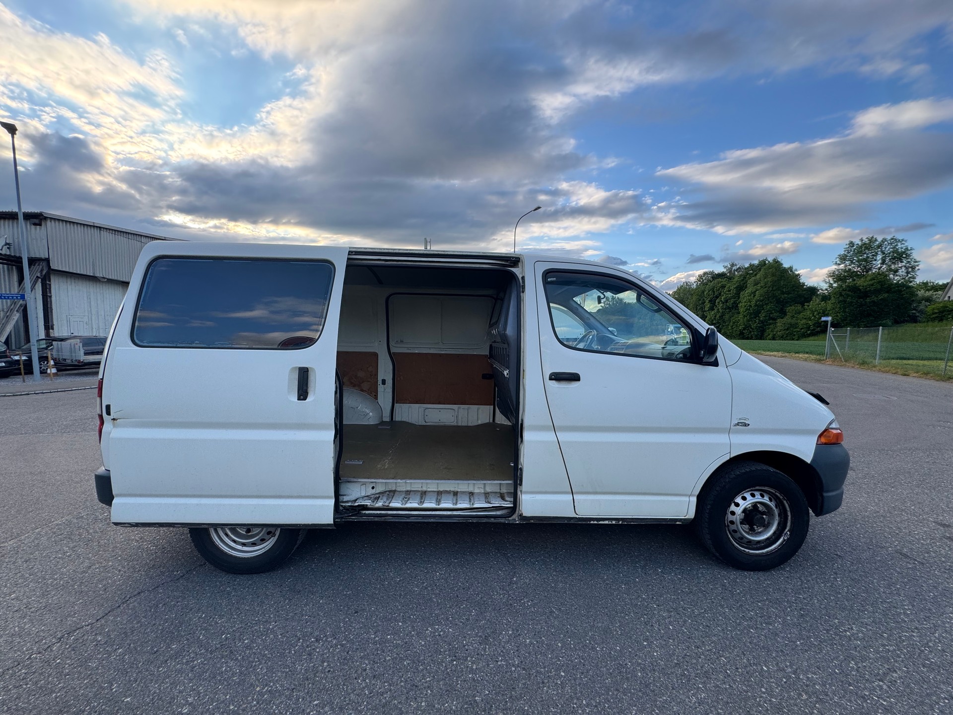 TOYOTA Hiace D-4D A/T Van-image-9