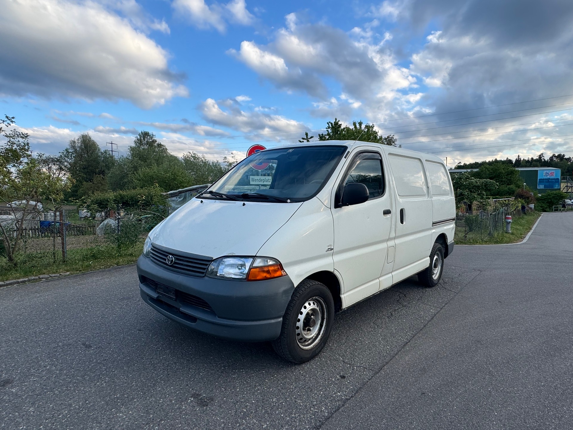 TOYOTA Hiace D-4D A/T Van-image-2