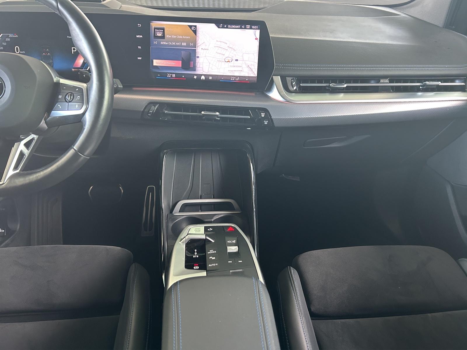 BMW 220i Active Tourer-image-7