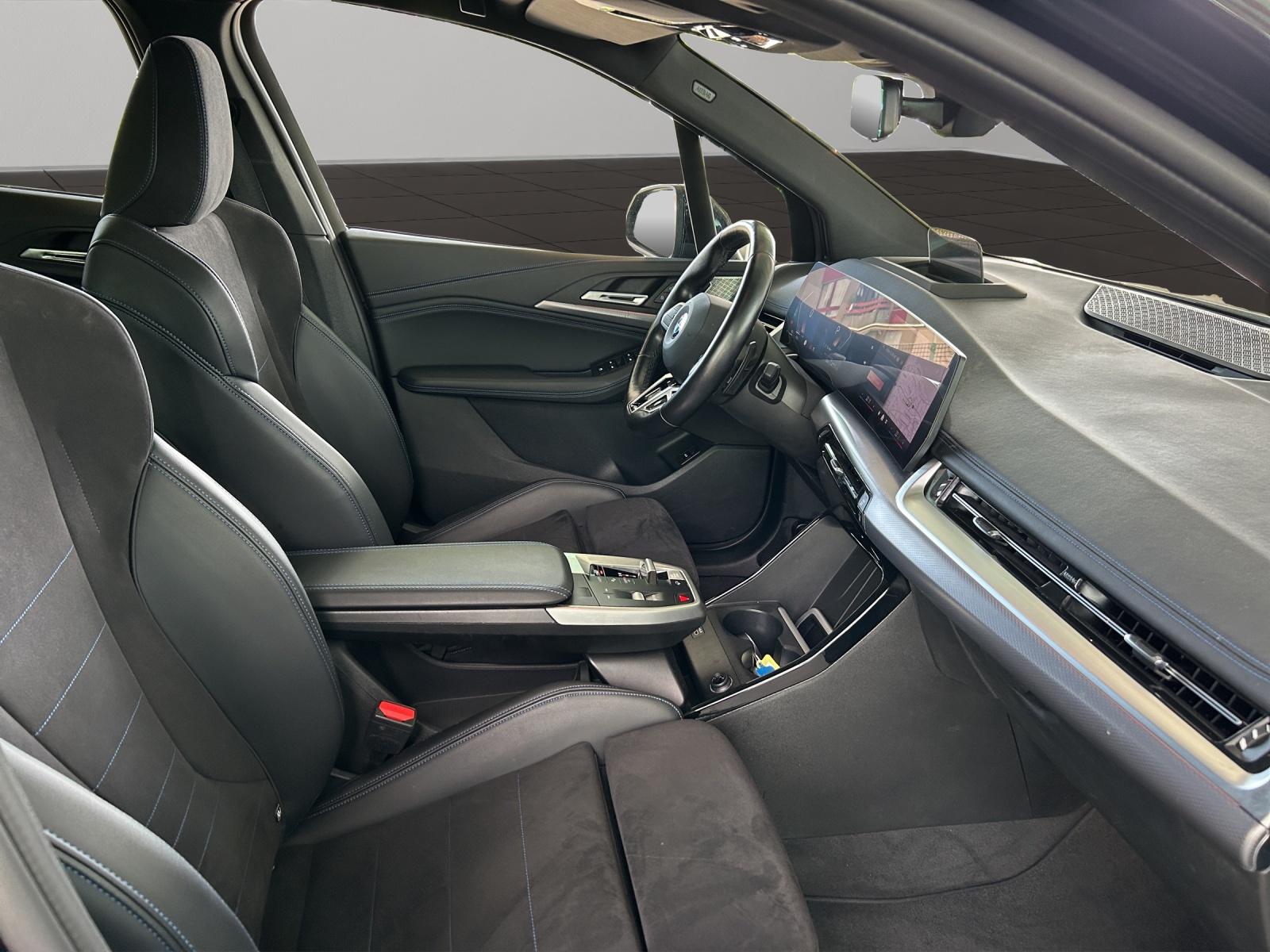 BMW 220i Active Tourer-image-10