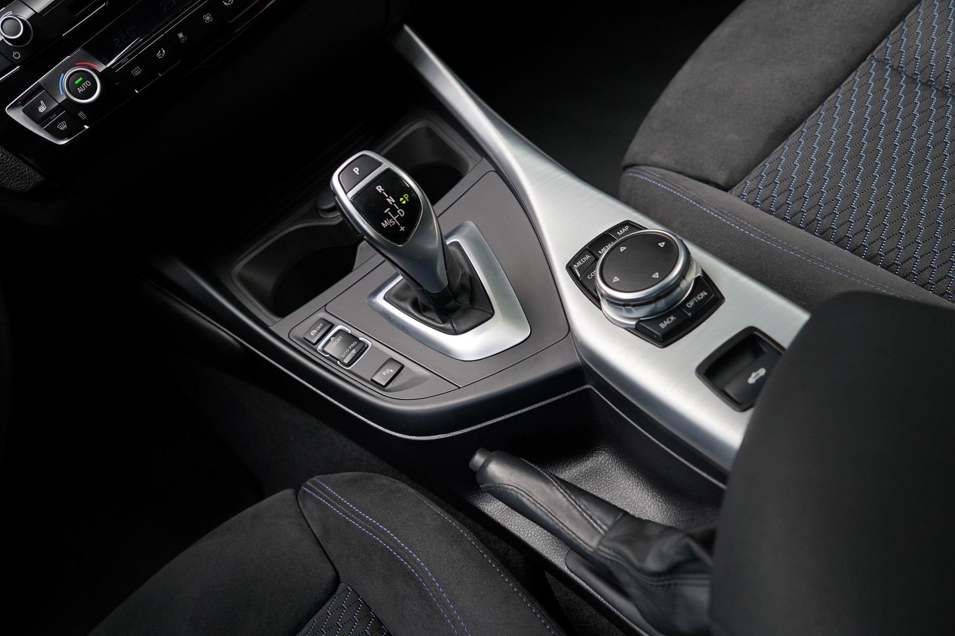 BMW M240i xDrive Steptronic-image-25