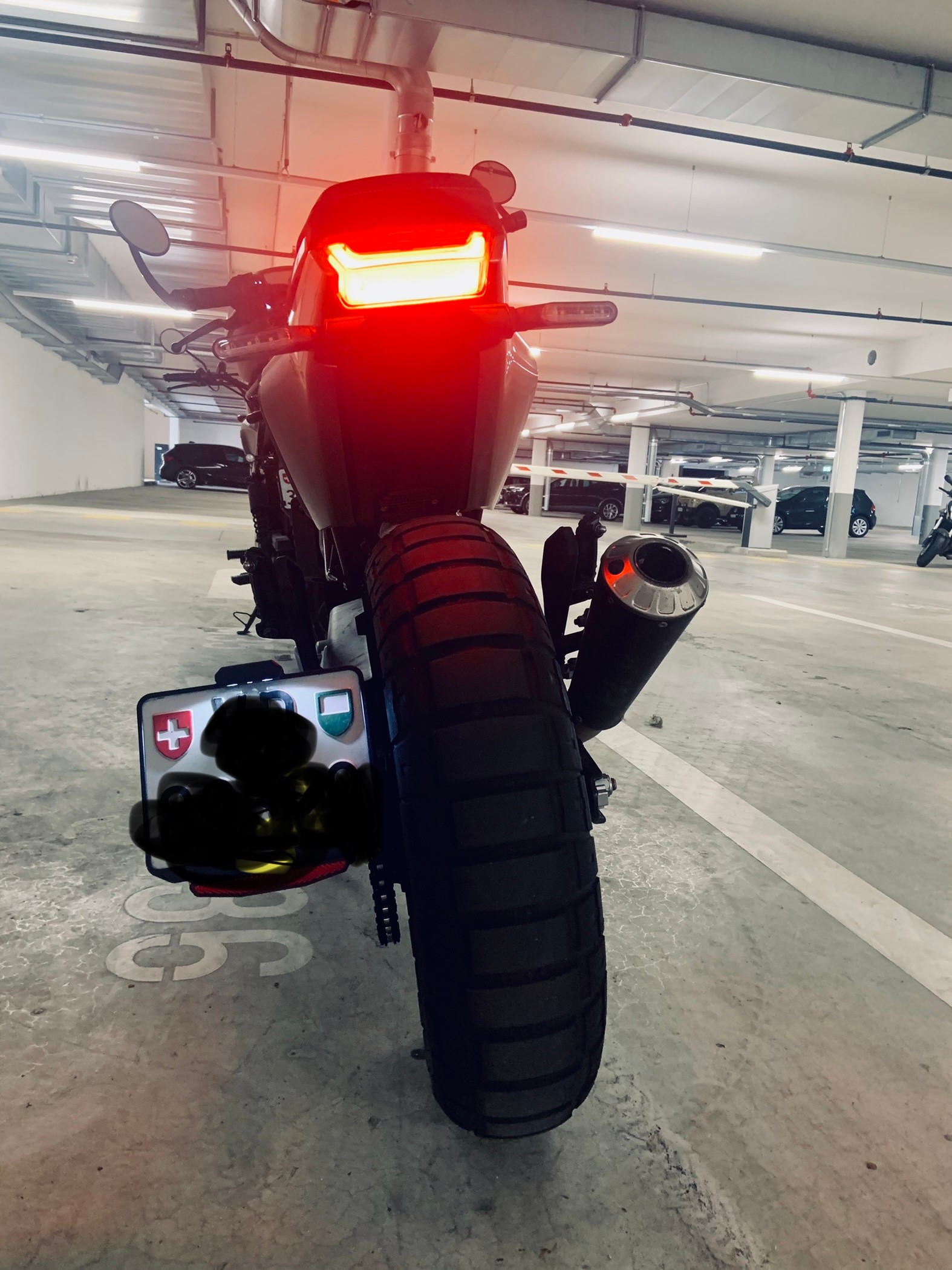 HUSQVARNA Svartpilen 401-image-5
