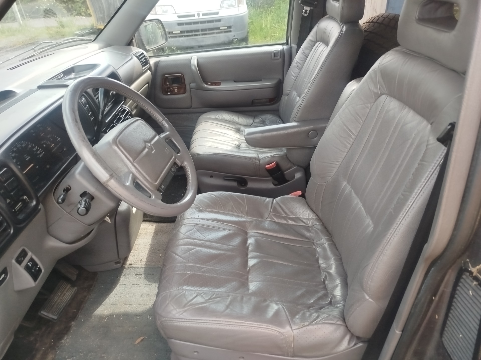 CHRYSLER Voyager SE 3.3-image-8