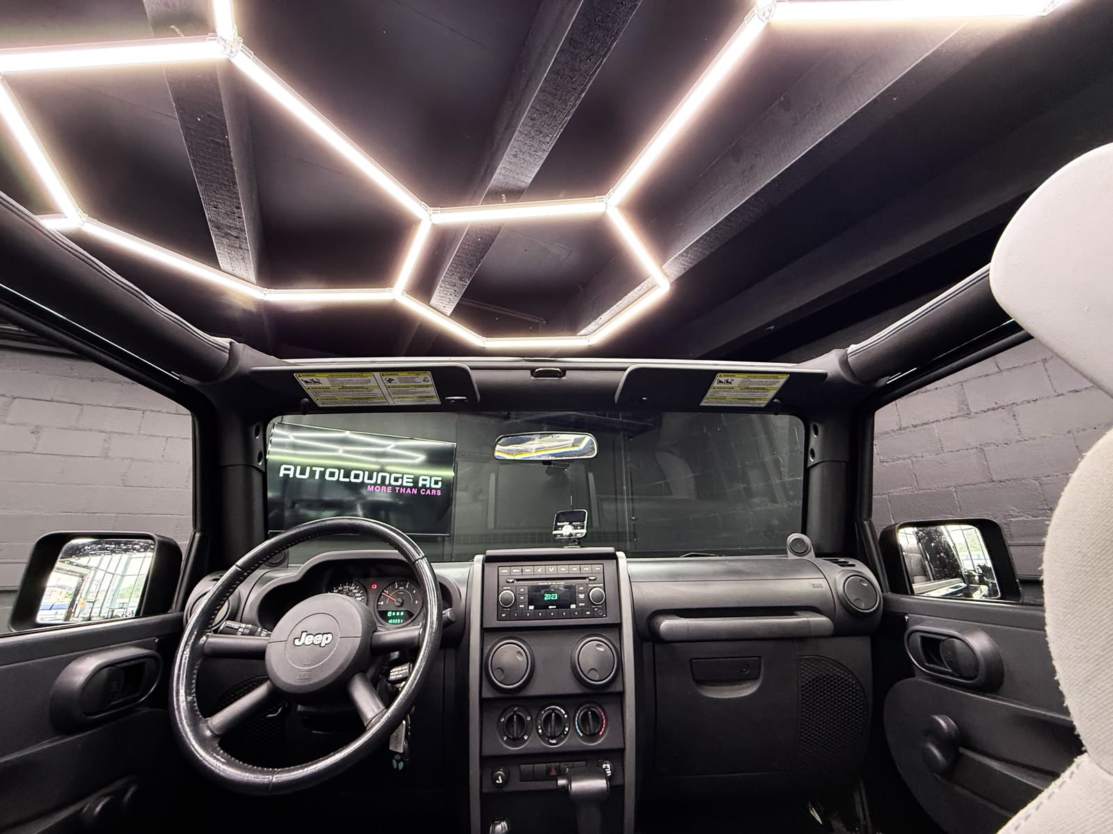 JEEP Wrangler 2.8 CRD Sport Automatic-image-17