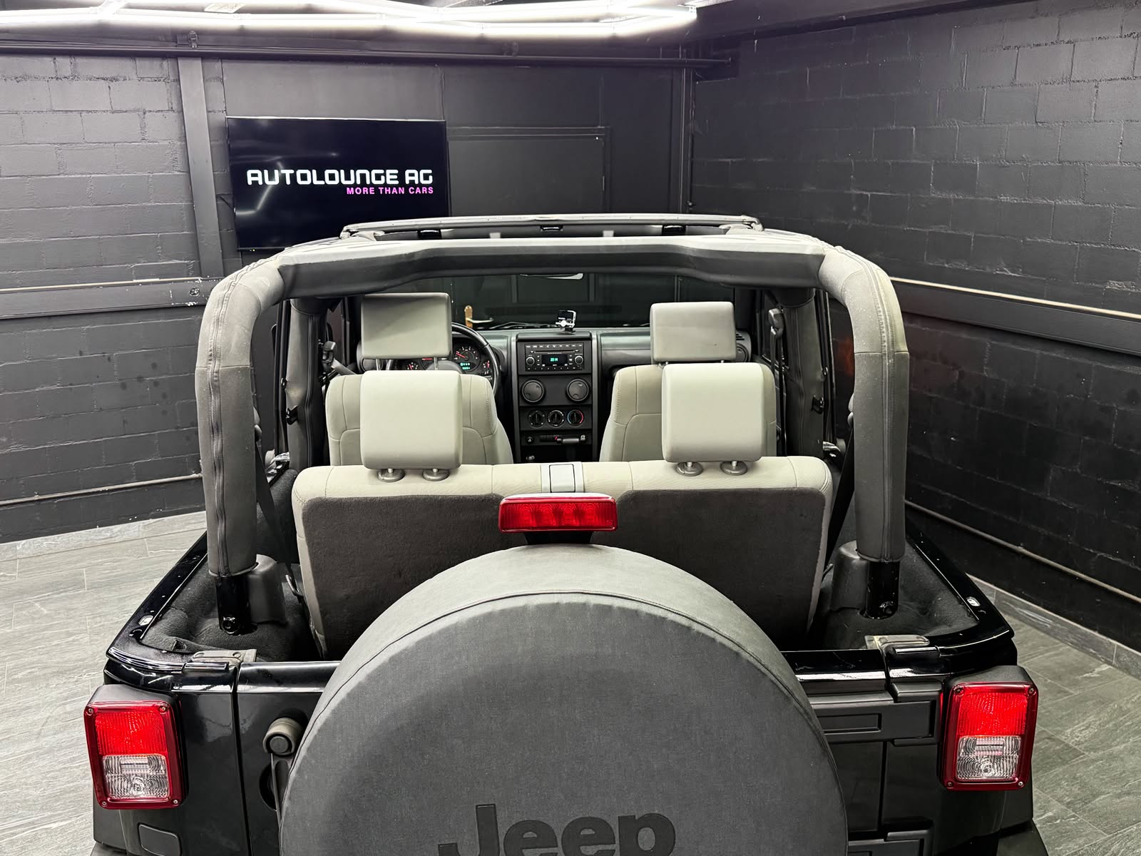 JEEP Wrangler 2.8 CRD Sport Automatic-image-9
