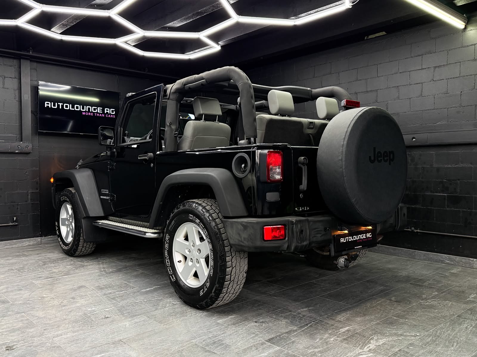 JEEP Wrangler 2.8 CRD Sport Automatic-image-6
