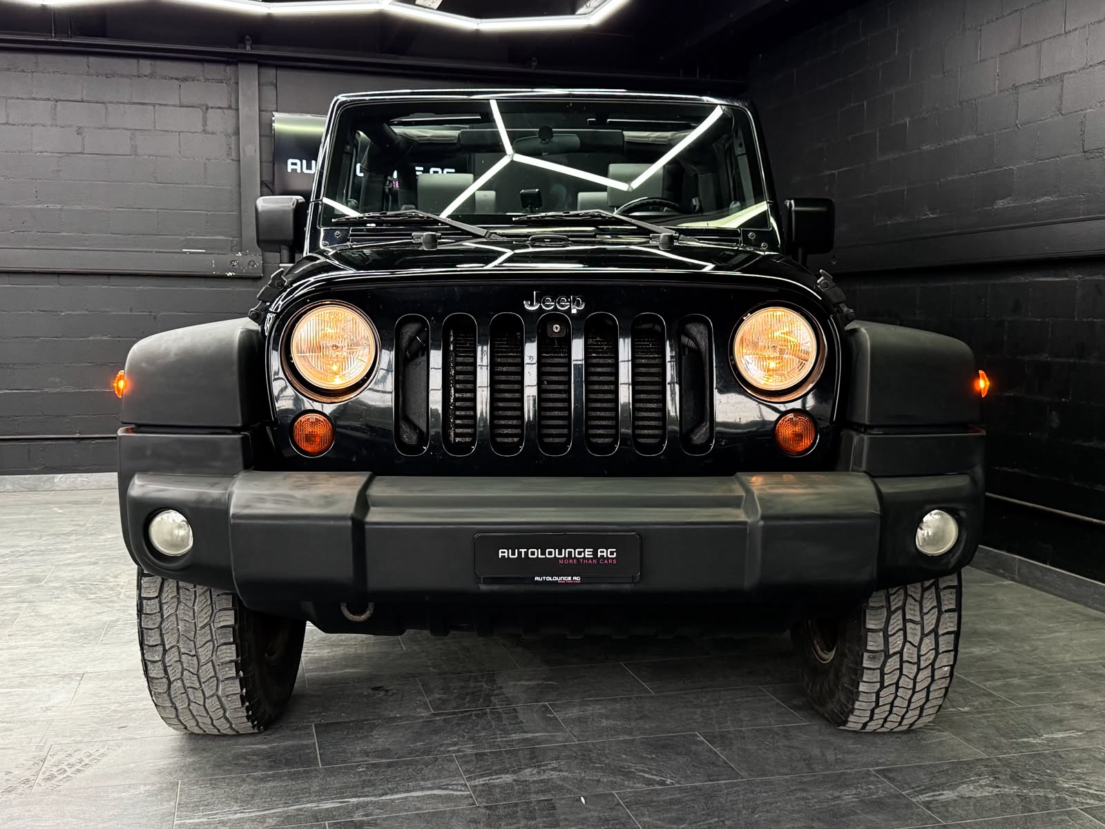 JEEP Wrangler 2.8 CRD Sport Automatic-image-2