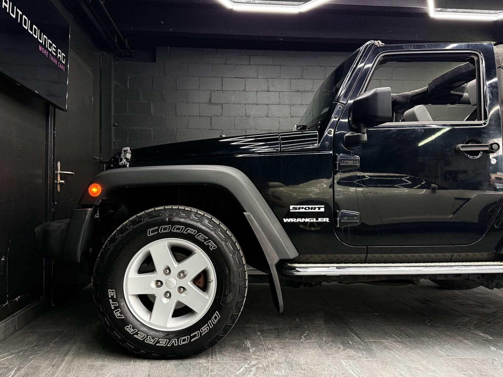 JEEP Wrangler 2.8 CRD Sport Automatic-image-4