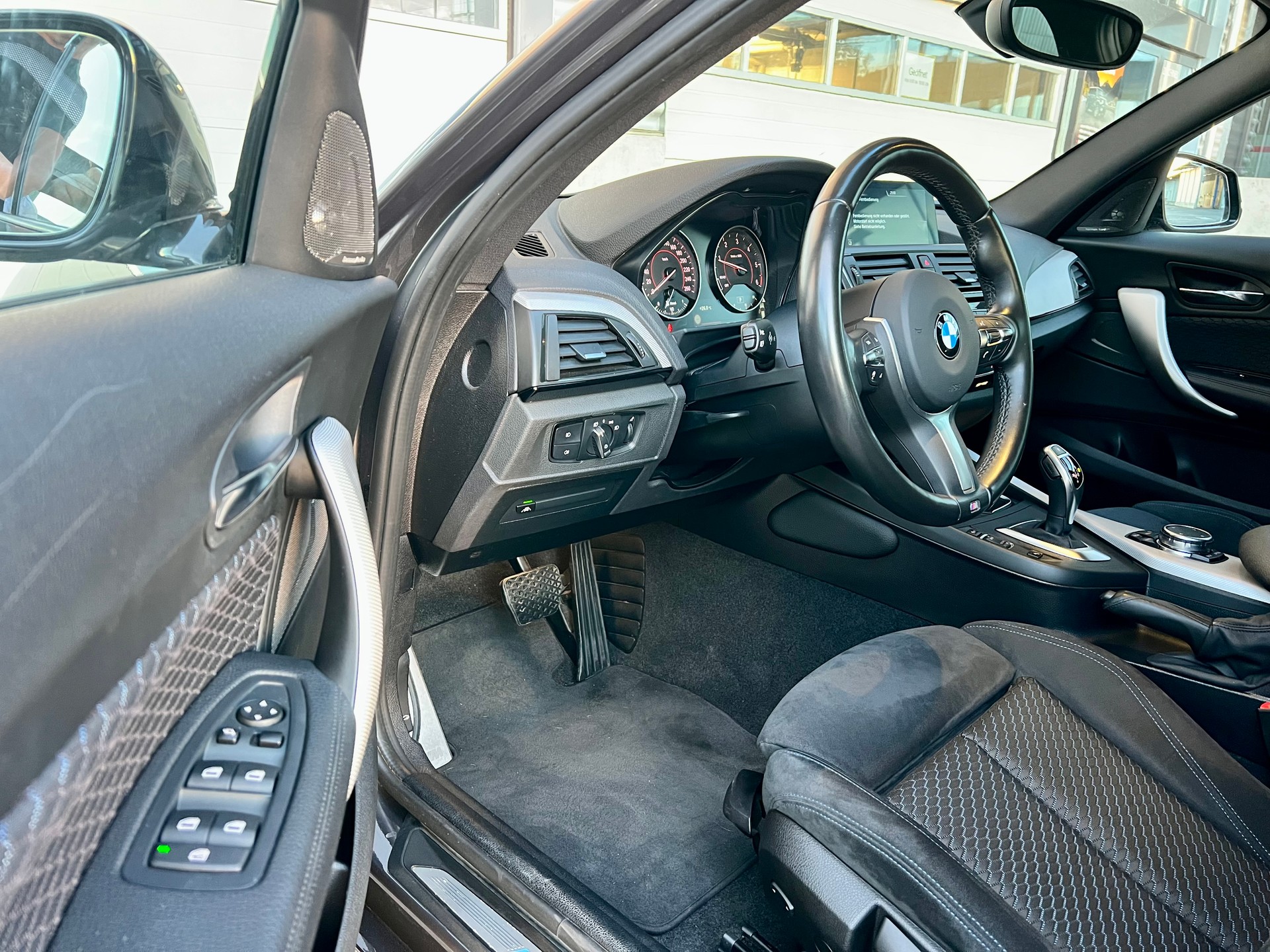 BMW 120d xDrive M Sport Steptronic-image-10