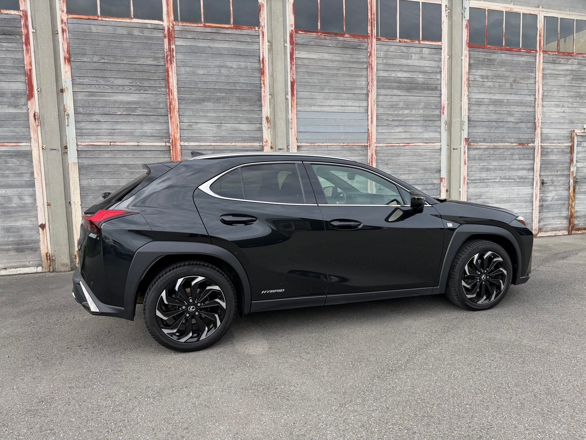 LEXUS UX 250h F Sport AWD Automatic-image-3