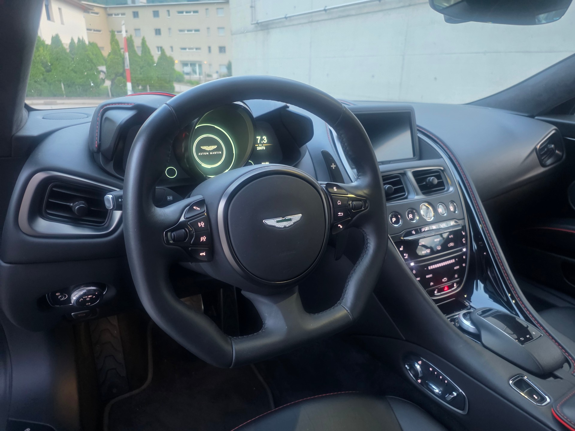 ASTON MARTIN DBS Coupé Superleggera-image-6