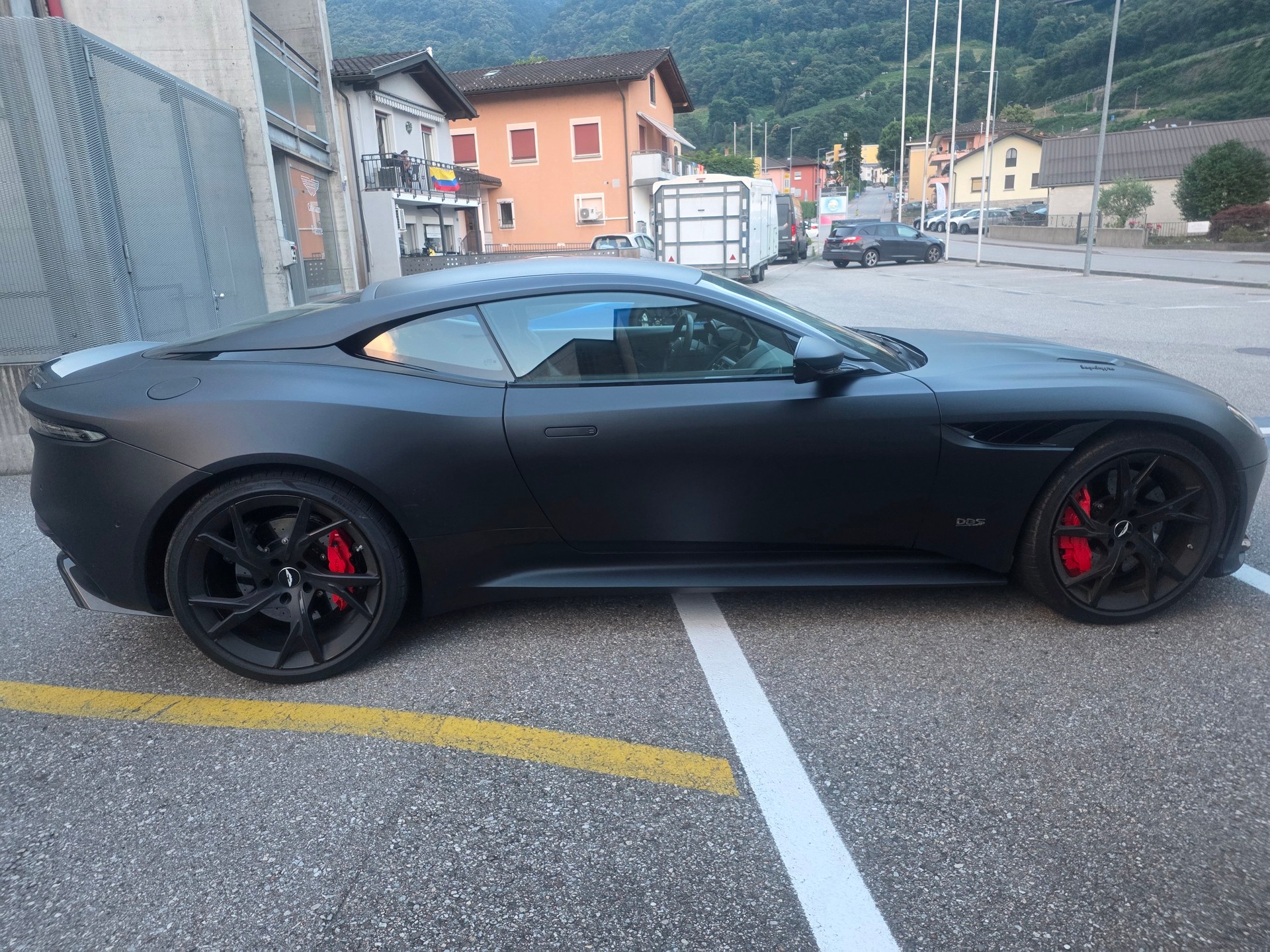 ASTON MARTIN DBS Coupé Superleggera-image-3