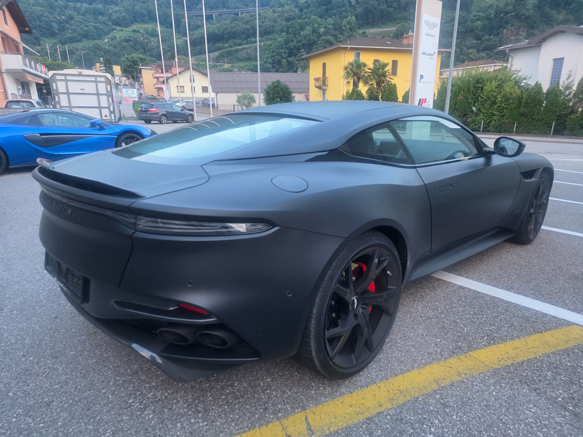 ASTON MARTIN DBS Coupé Superleggera-image-4