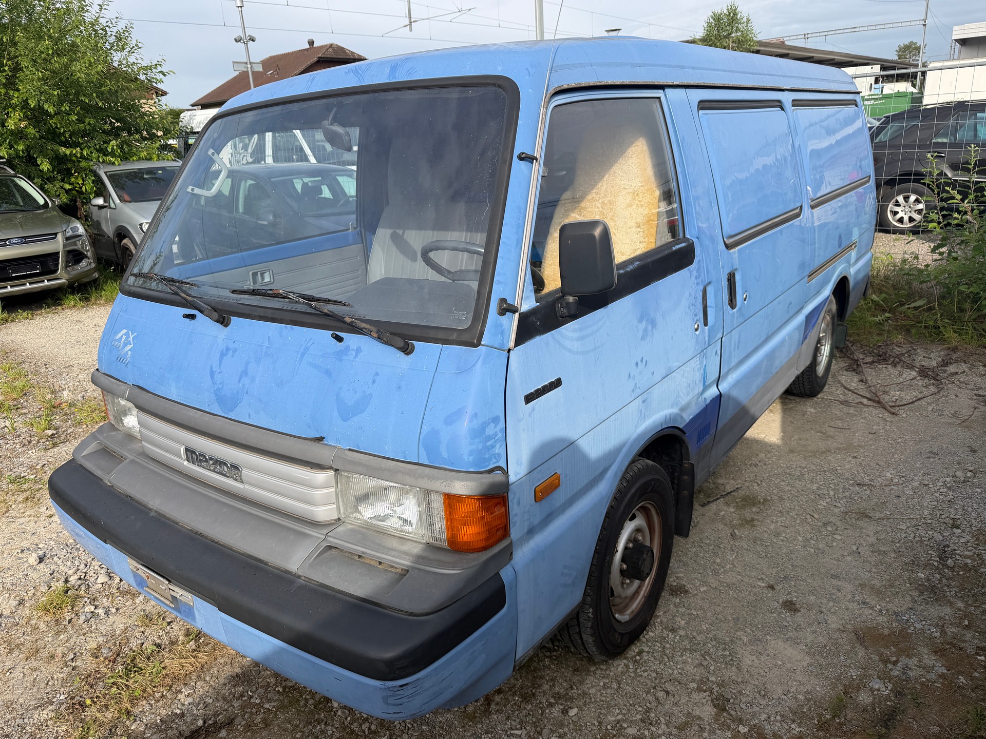 MAZDA E 2000 4x4-image-0