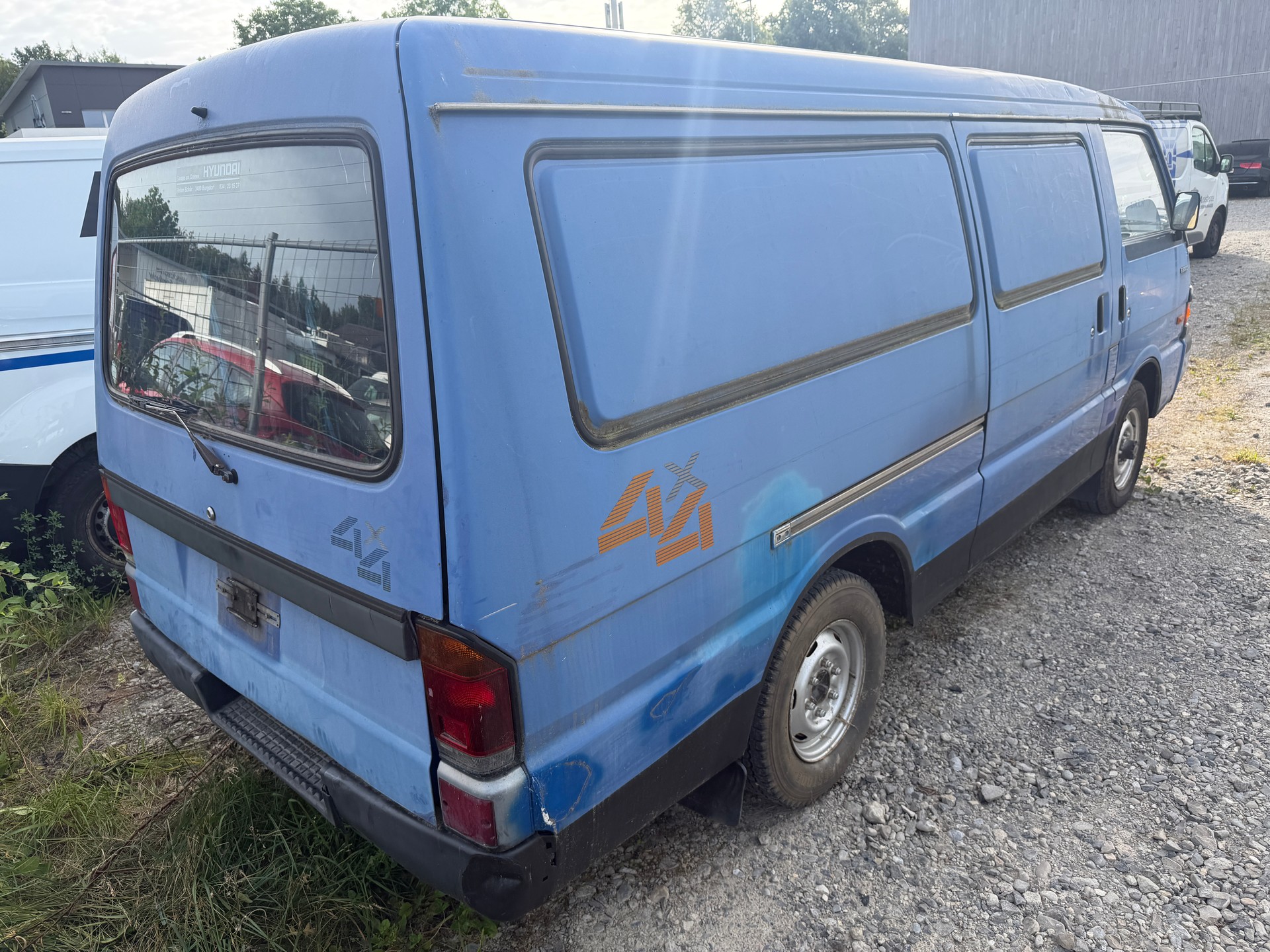 MAZDA E 2000 4x4-image-2