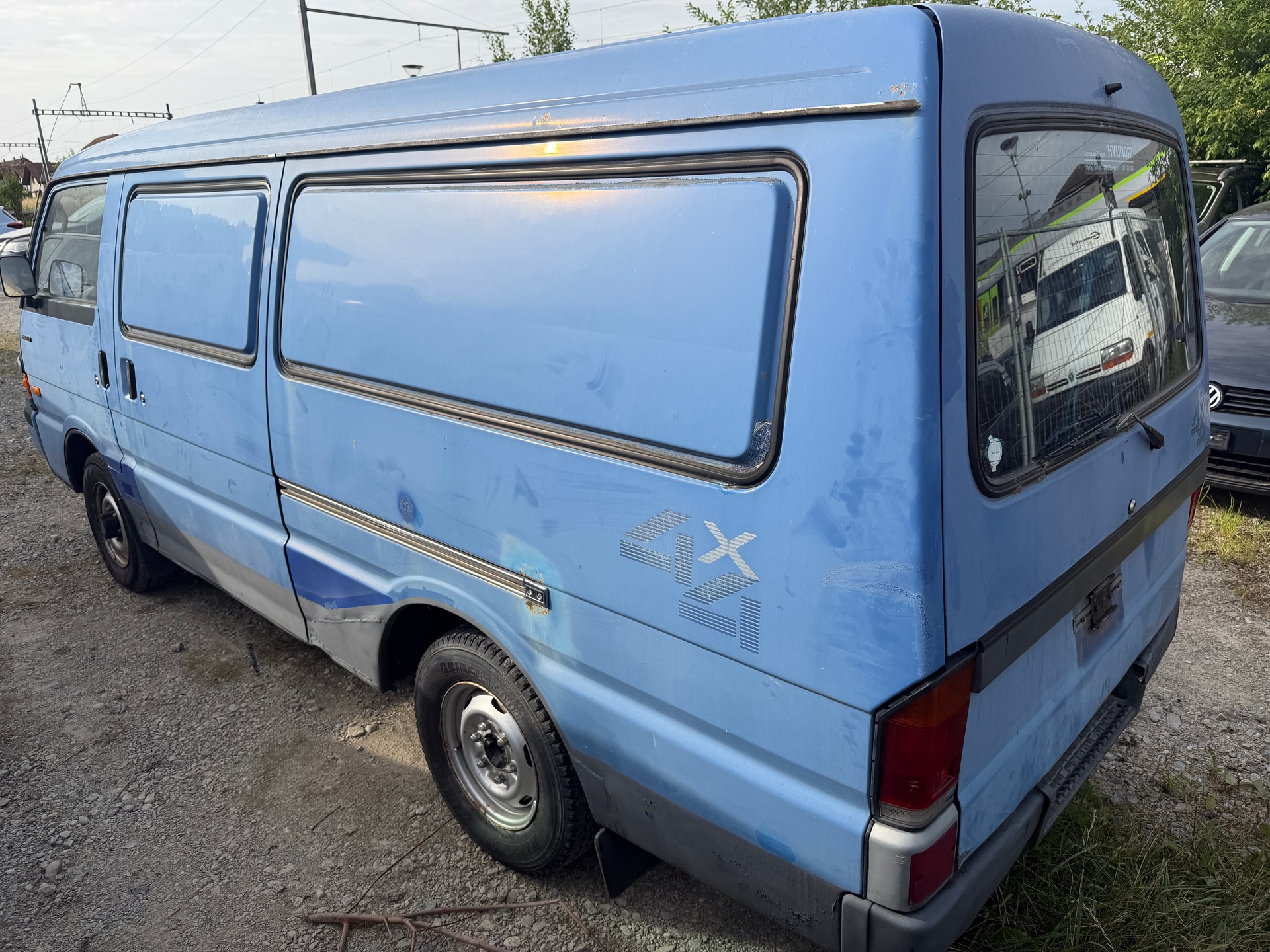 MAZDA E 2000 4x4-image-3