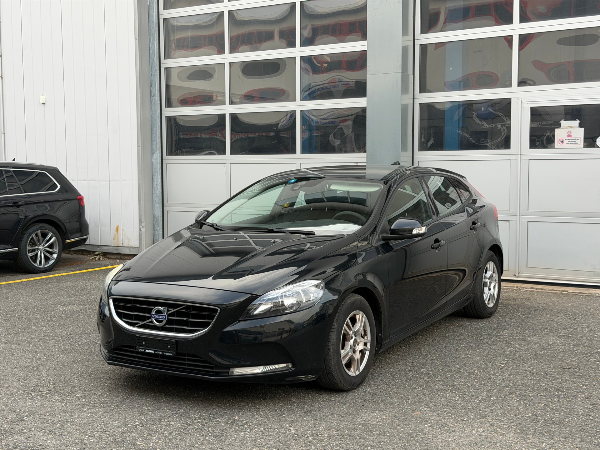 VOLVO V40 D2 Momentum-image-0