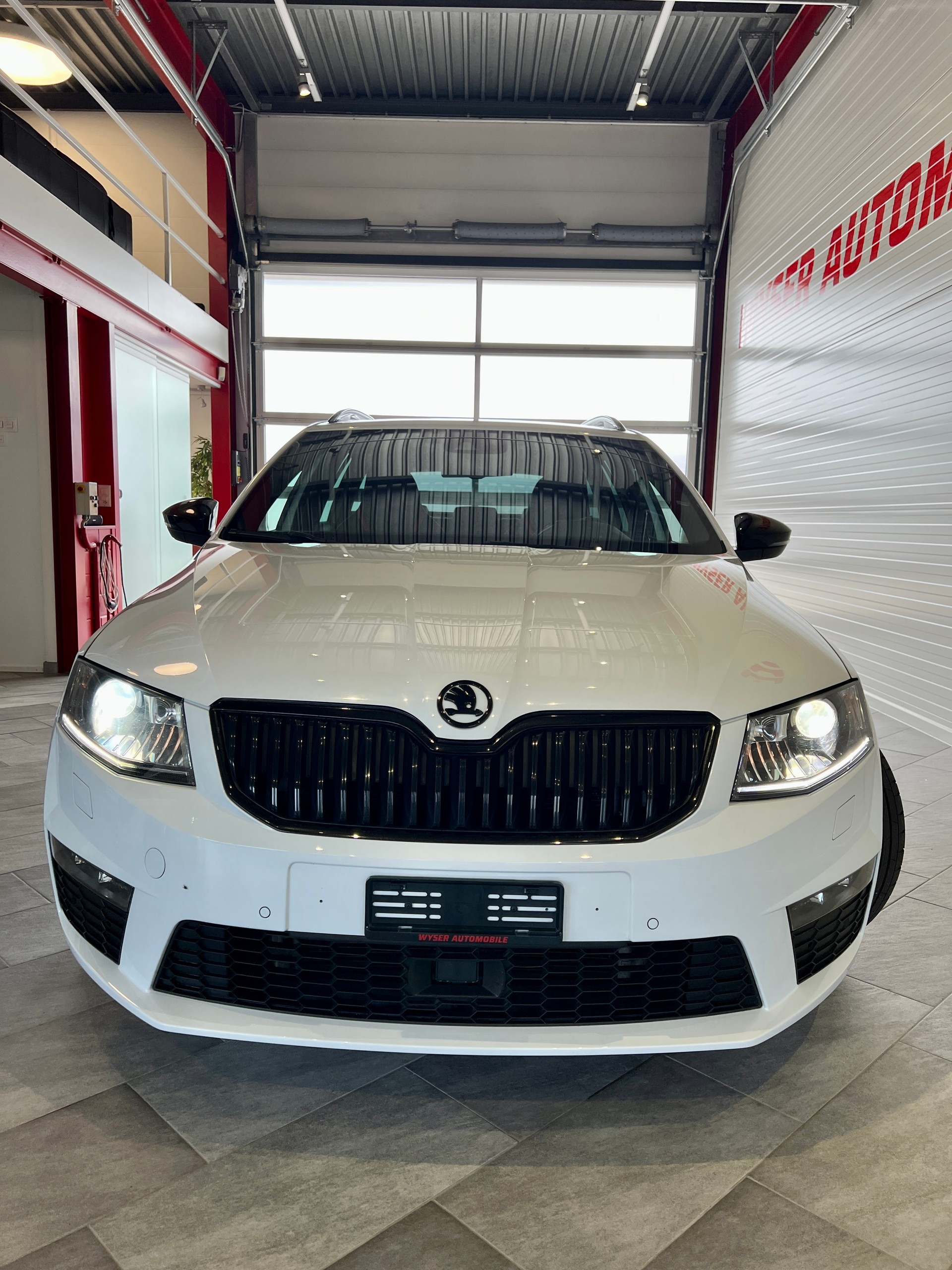 SKODA Octavia Combi 2.0 TSI RS DSG-image-2