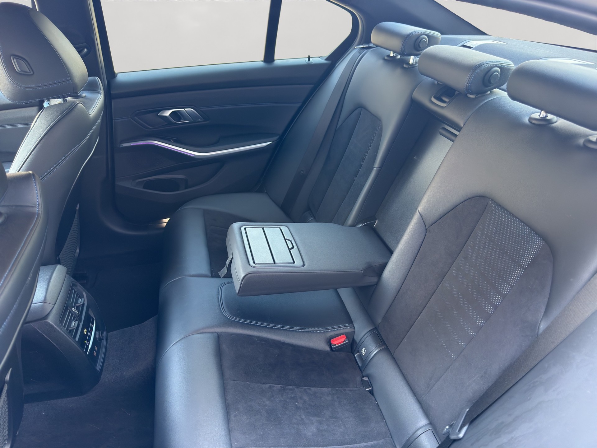 BMW 320i Steptronic M Sport-image-3