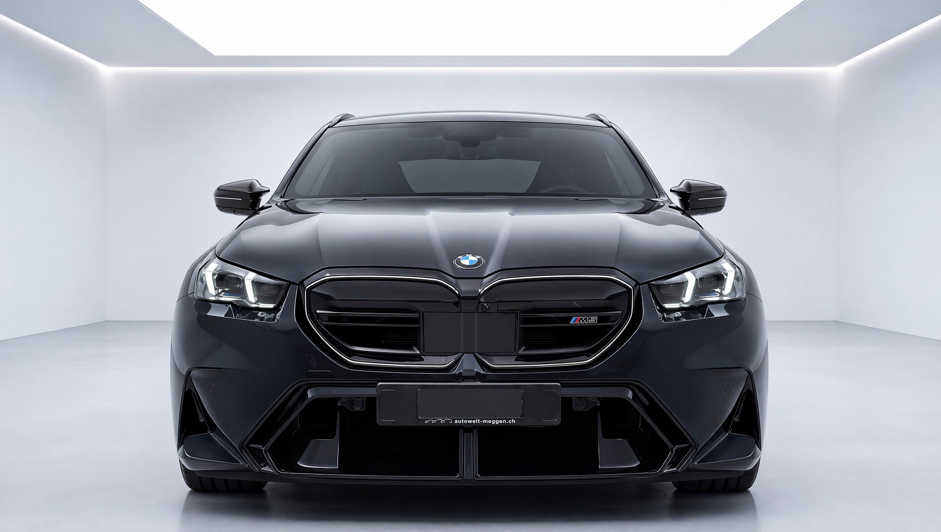 BMW M5 xDrive Touring-image-2