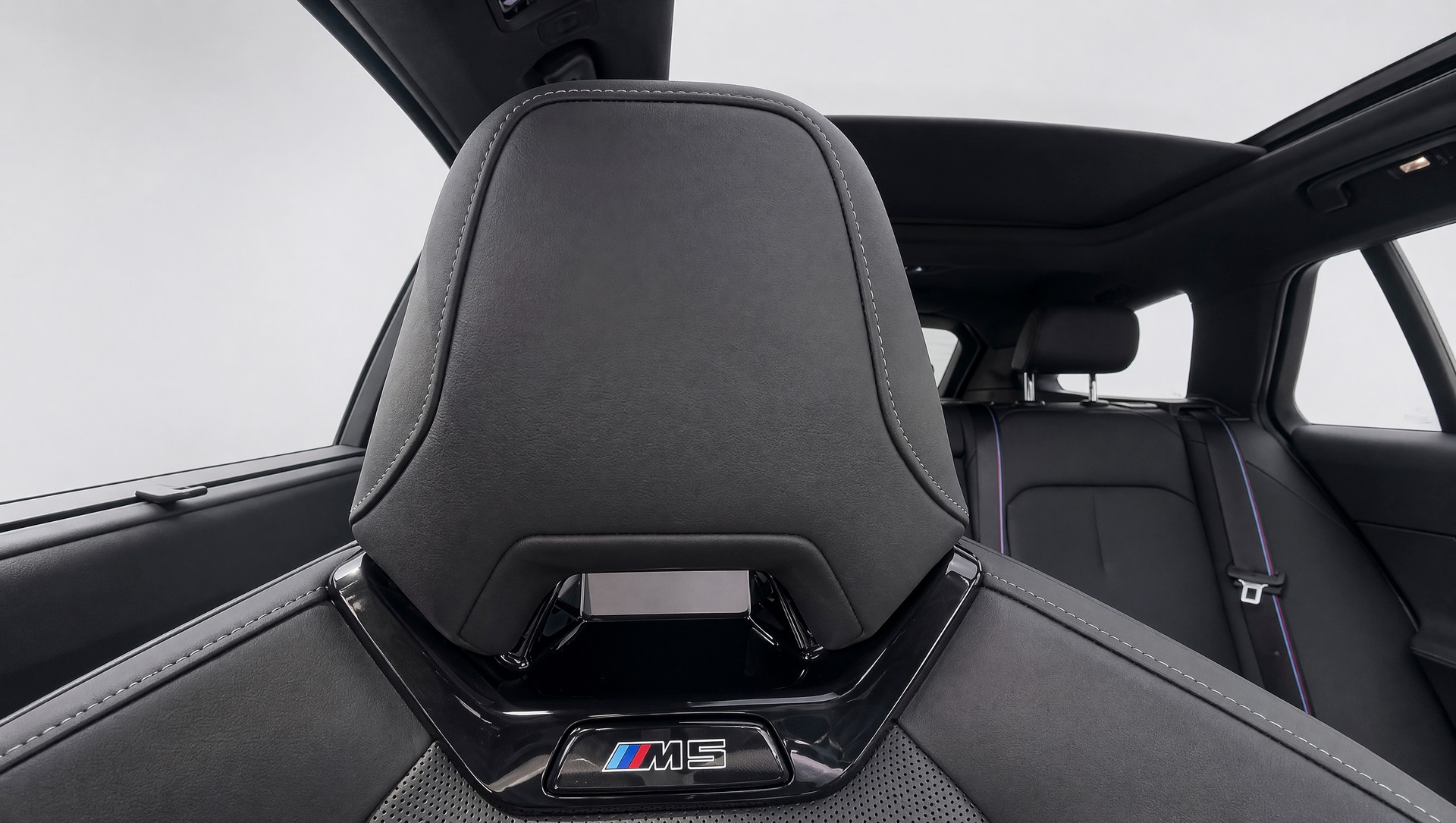 BMW M5 xDrive Touring-image-8