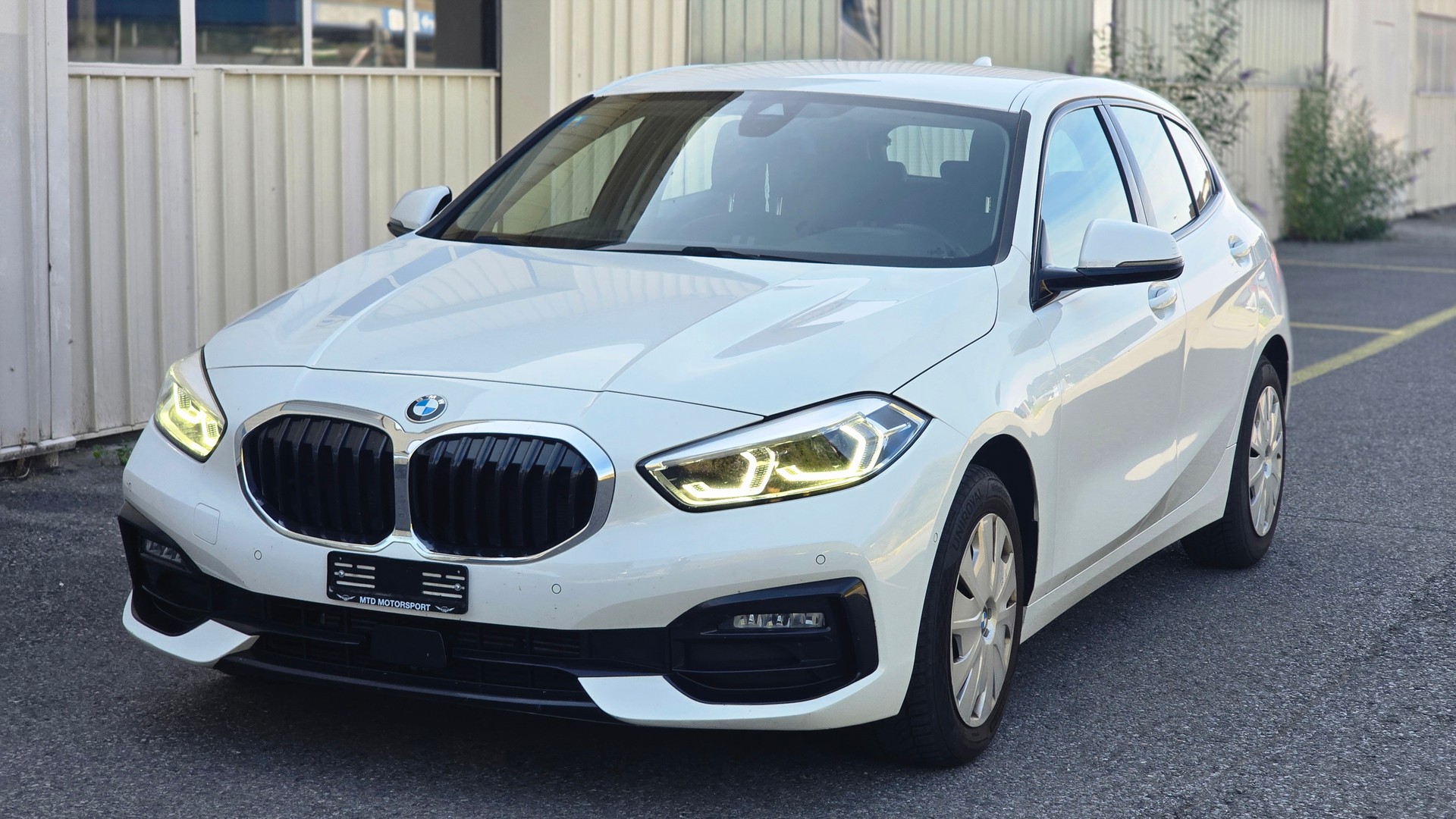 BMW 118i Essential Edition-image-2