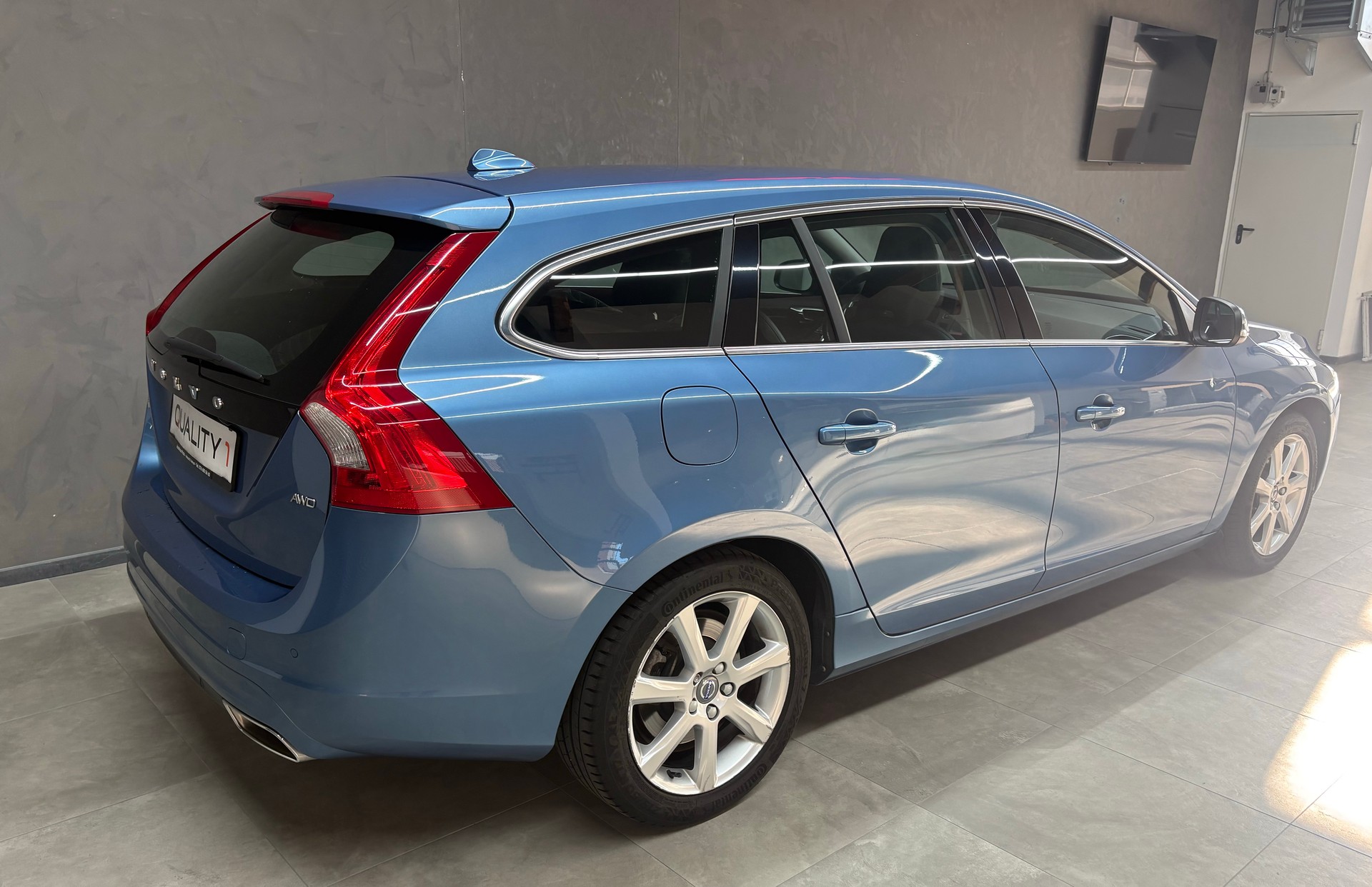 VOLVO V60 D4 AWD Momentum Geartronic-image-3